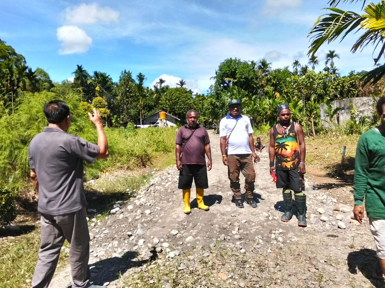 Plt Kepala Kampung Karya Kencana, Rakam Suntoro bersama aparatur Kampung meninjau langsung kegiatan padat karya berupa penimbunan jalan