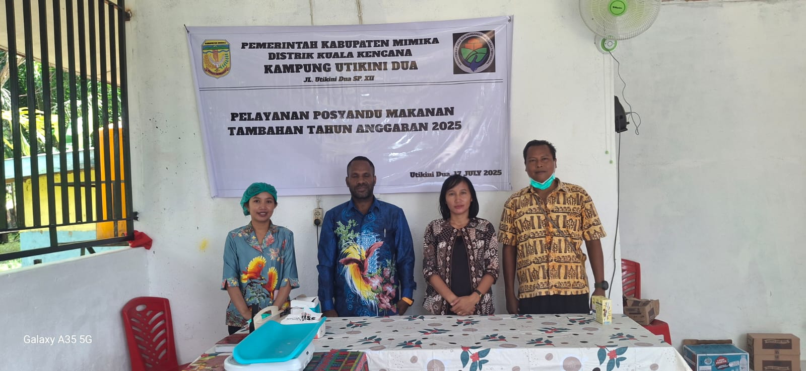 Foto bersama Kepala Kampung Utikini II Marinus Kogoya dan tenaga kesehatan dalam kegiatan posyandu dan Pemberian Makanan Tambahan (PMT) 