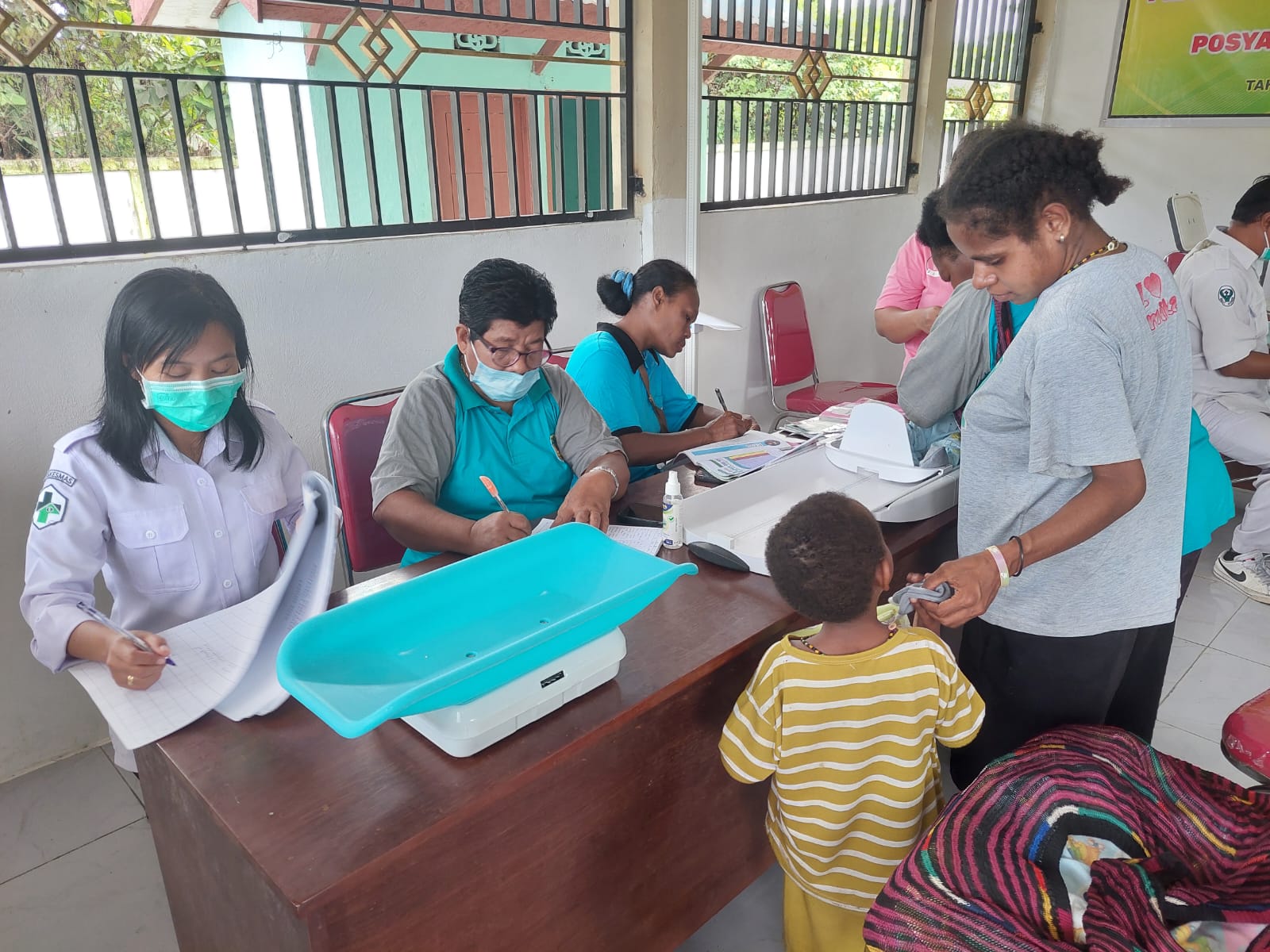 Para kader Posyandu saat melayani para bayi