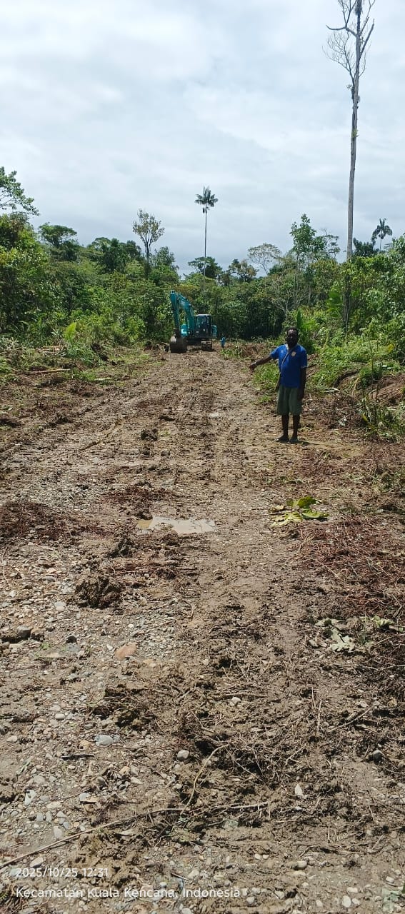 Kepala Kampung Jimbi Litenus Kogoya saat melihat langsung Pembangunan jalan dalam kampung di Kampung Jimbi