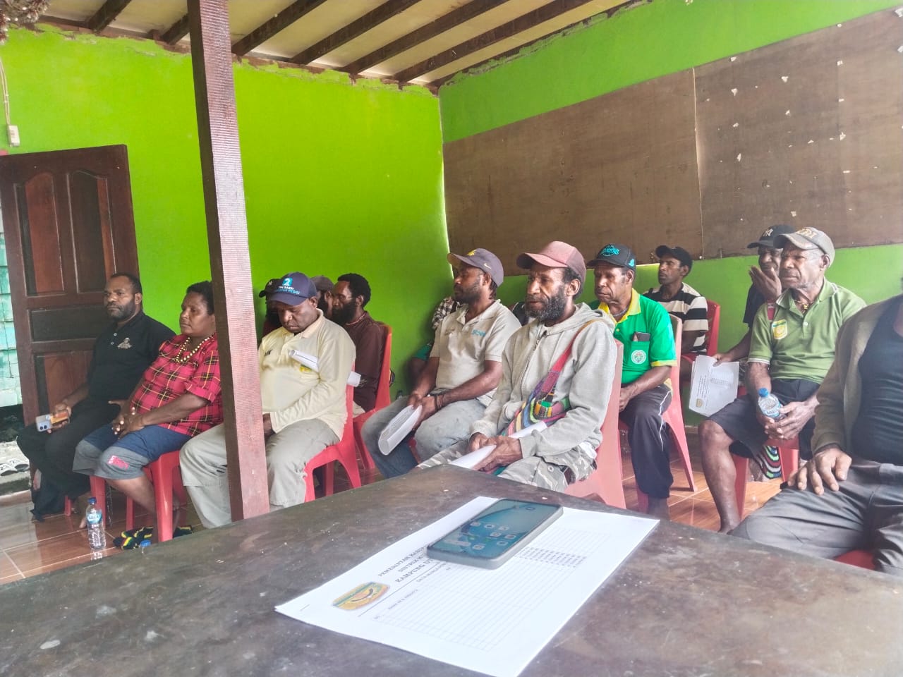 Para ketua-ketua RT dan RW saat mengikuti rapat koordinasi bersama Kepala Kampung Utikini II Marinus Kogoya