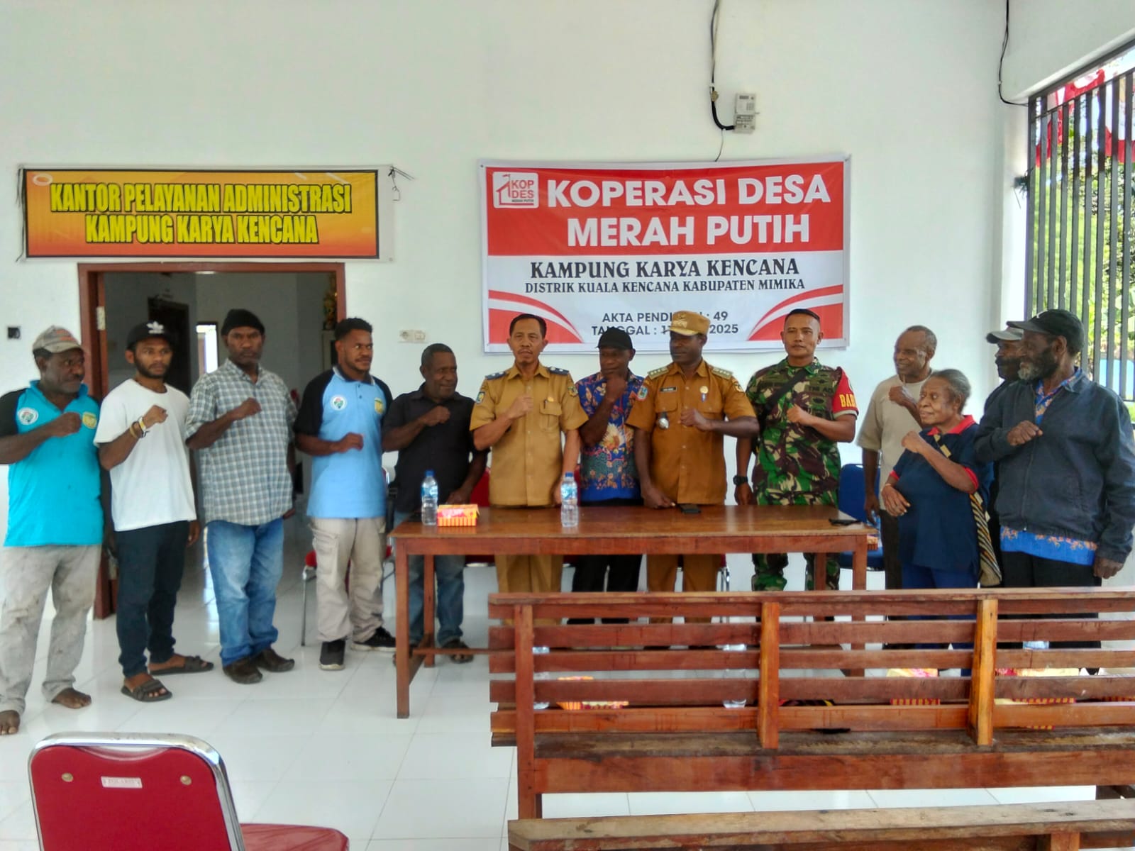 Foto bersama Kepala Distrik Kuala Kencana, Yemi Gobai, Kepala Kampung Karya Kencana, Rakam Suntoro, Ketua Bamuskam Kampung Karya Kencana Lemdim Jikwa, Babinsa Kampung Karya Kencana,pengurus Koperasi merah putih 