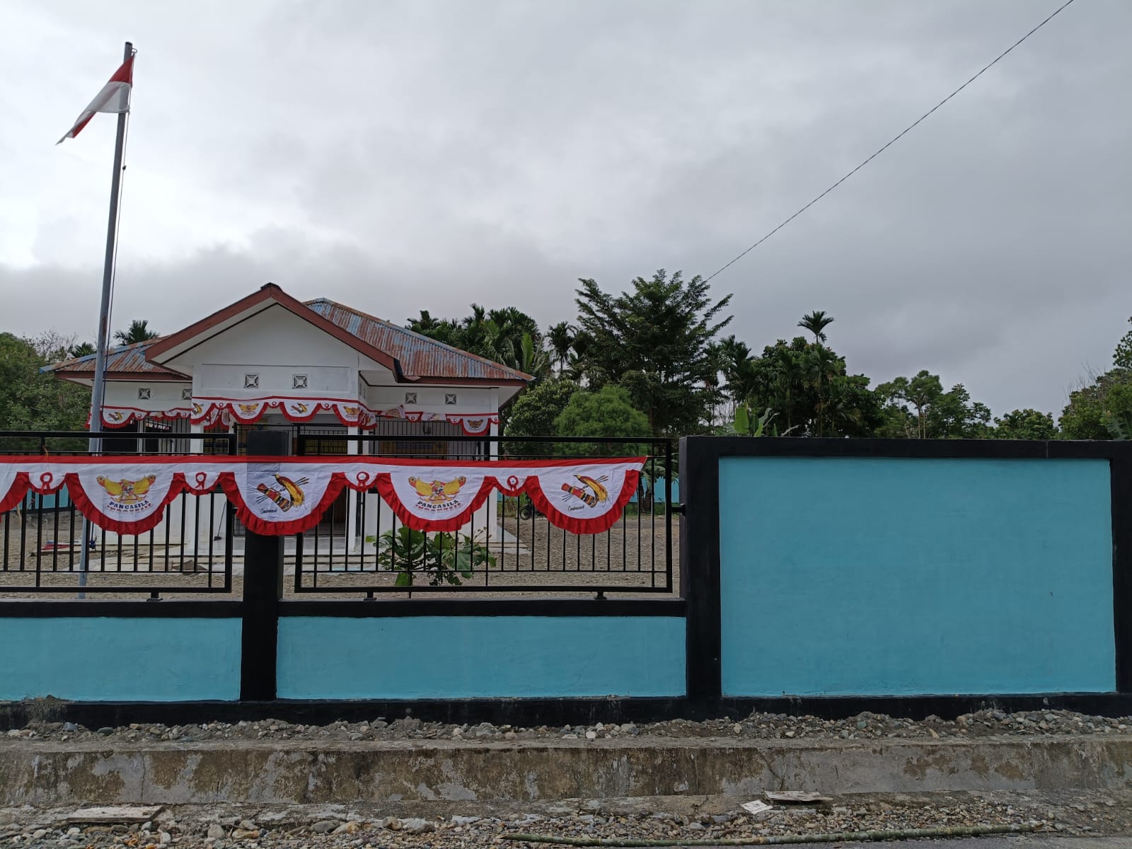 Pagar Kantor Kampung Karya Kencana yang telah dipasang umbul-umbul