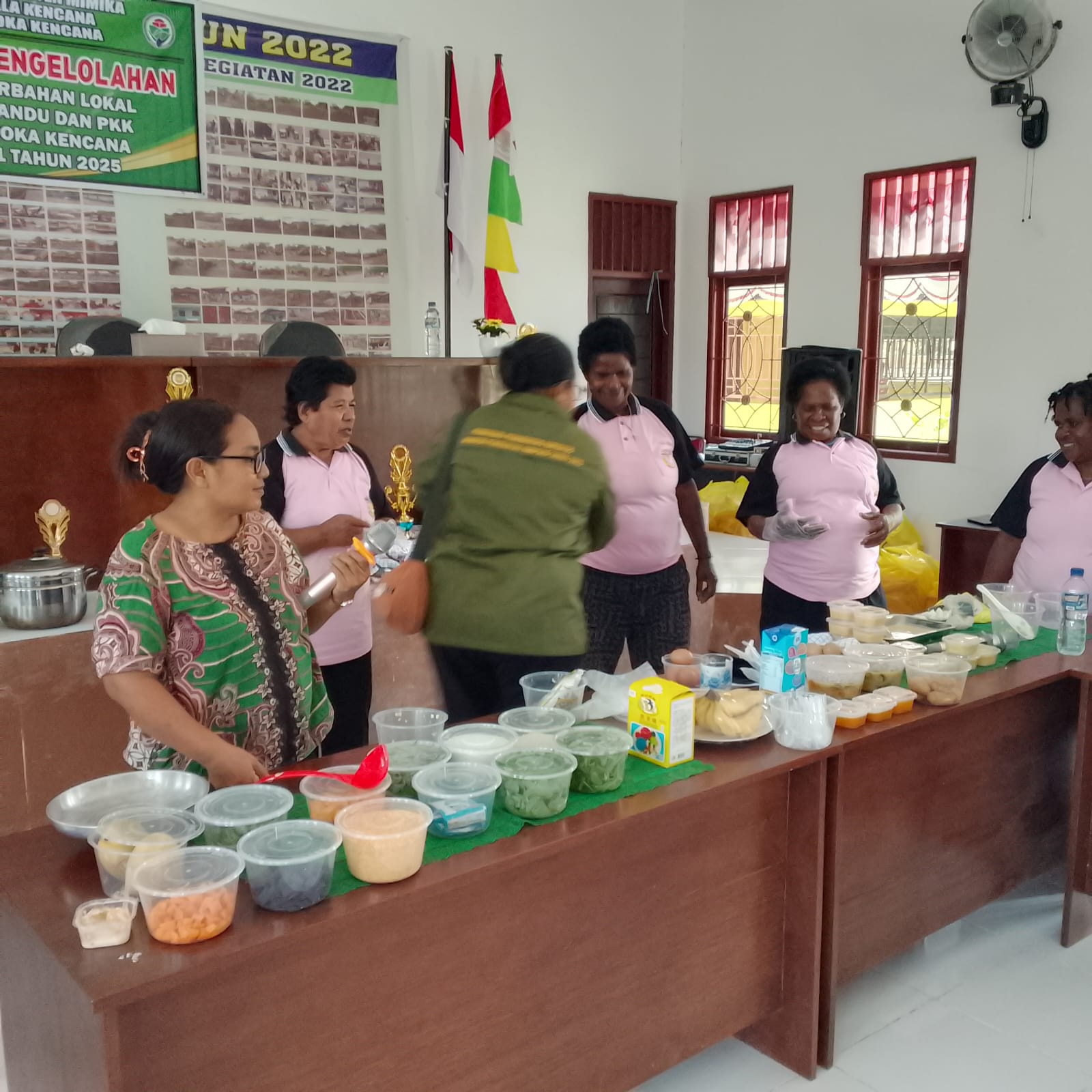 Suasana saat pelatihan pembuatan makanan tambahan berbahan lokal di Kampung Tioka Kencana
