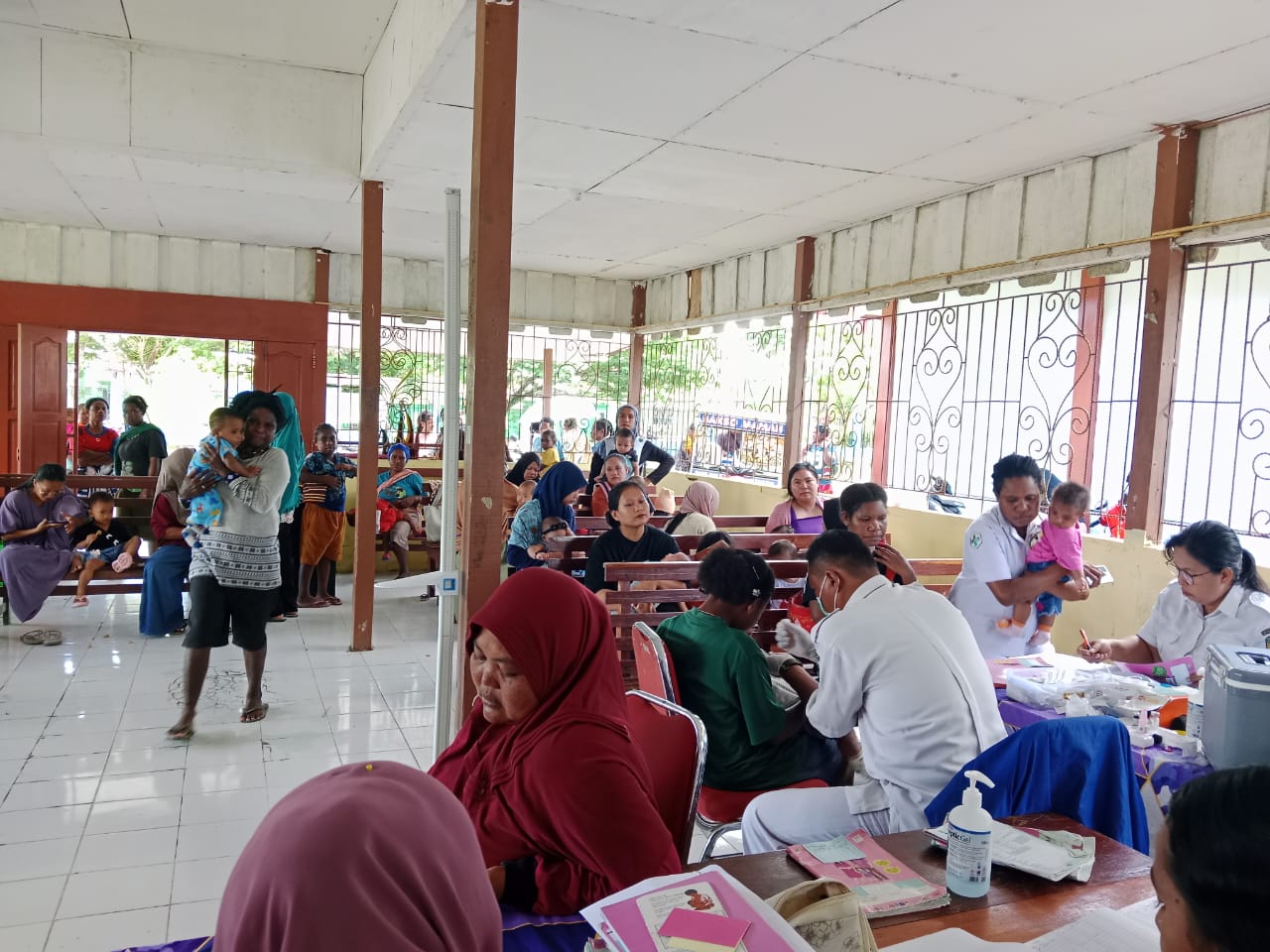 Suasana pelayanan posyandu di balai Kampung Bhintuka