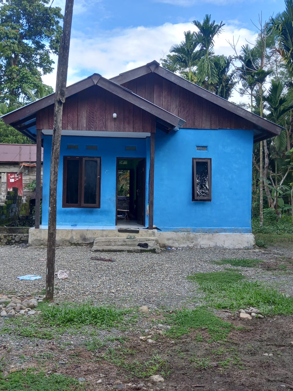 Rumah layak huni yang dibangun oleh Pemerintah Kampung Utikini Satu dengan anggaran yang bersumber dari Dana Desa
