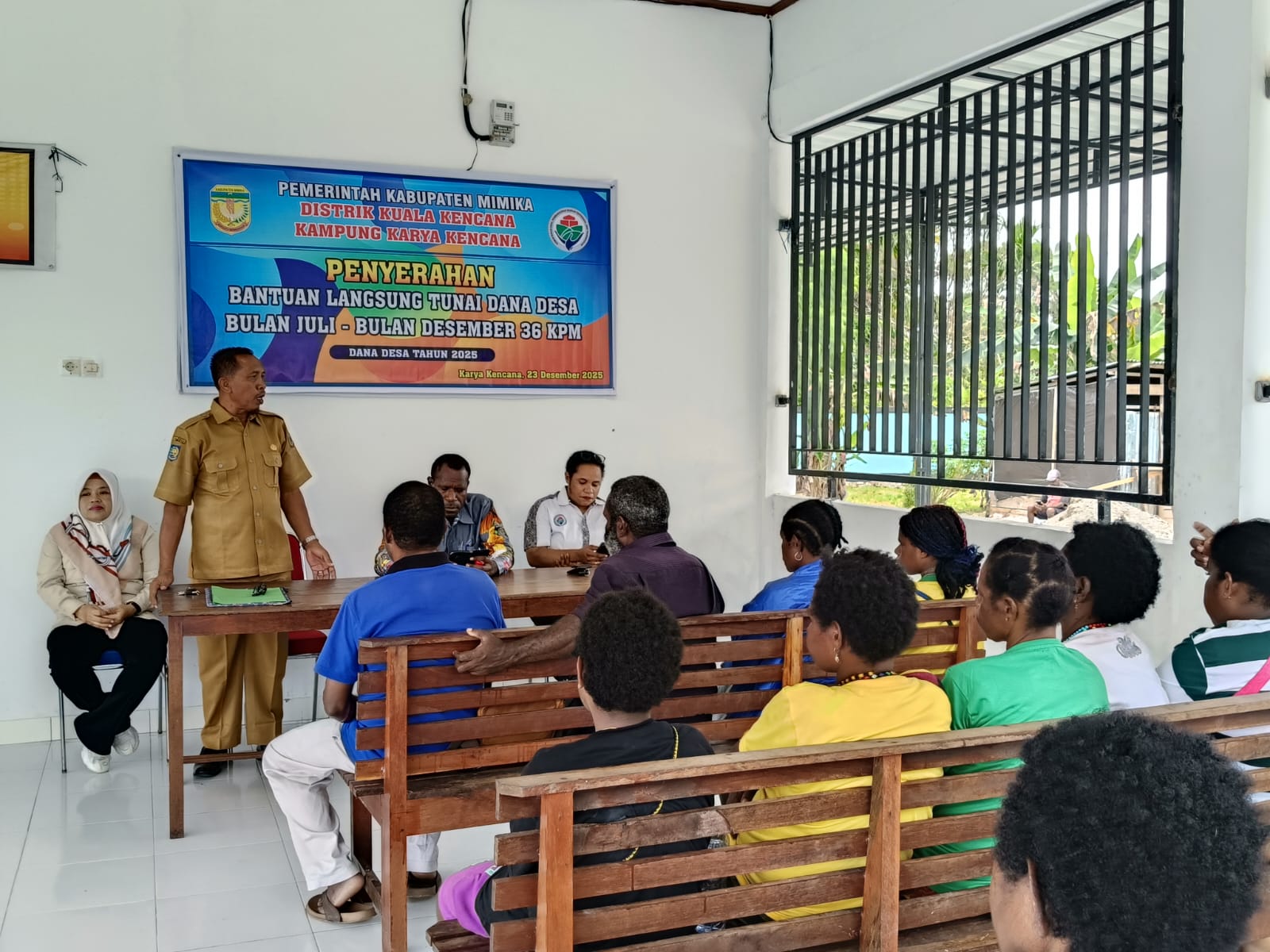 Kepala Kampung Karya Kencana Rakam Suntoro saat menyampaikan sambutan 
