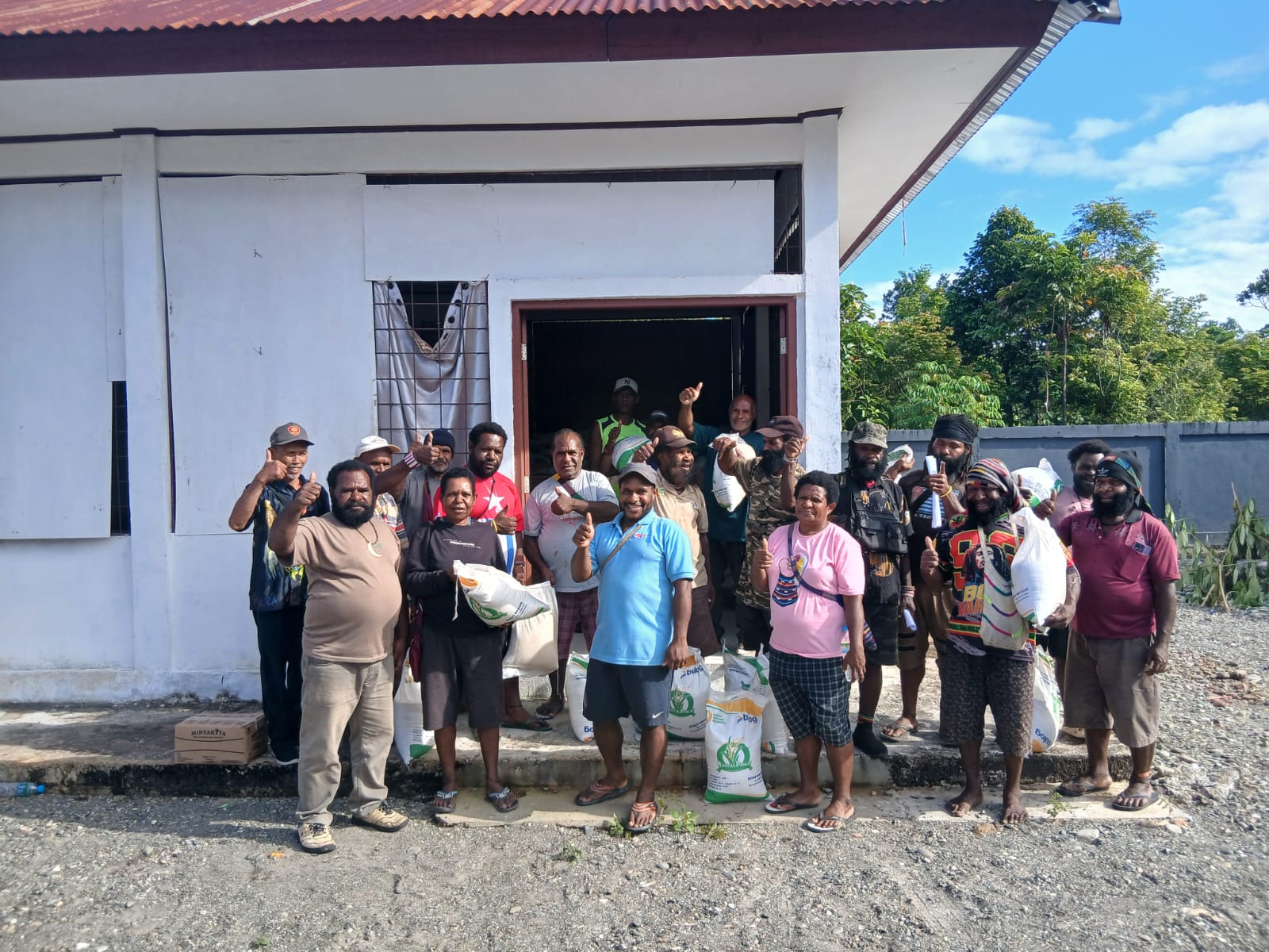 KAMPUNG UTIKINI SATU SALURKAN BANTUAN BERAS DAN MINYAK GORENG UNTUK WARGA