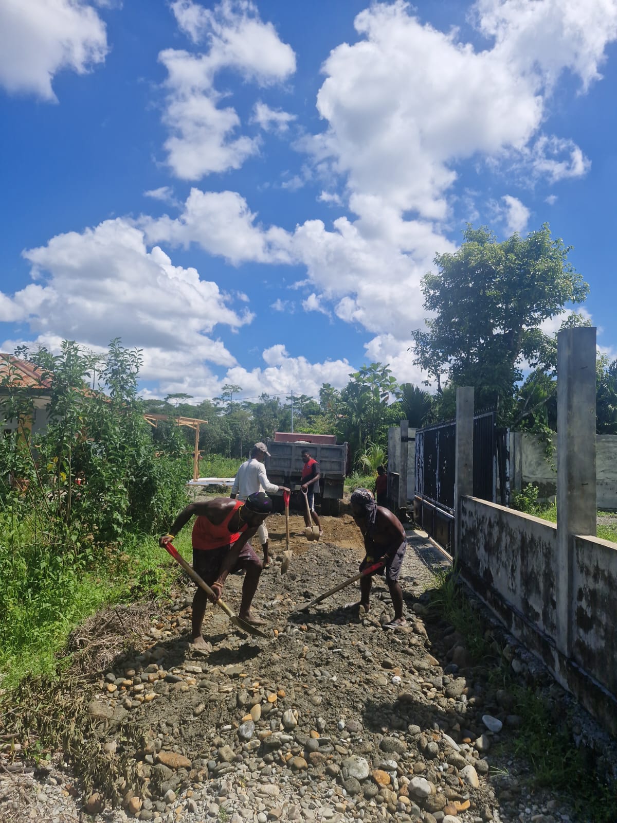 Proses penimbunan jalan di RT 8, Kampung Jimbi