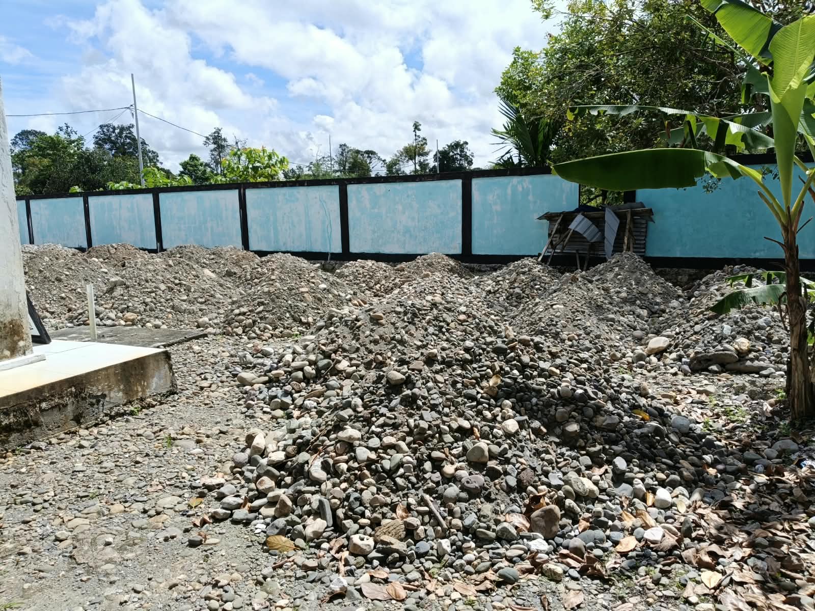 Tampak timbunan yang belum dirapikan 
