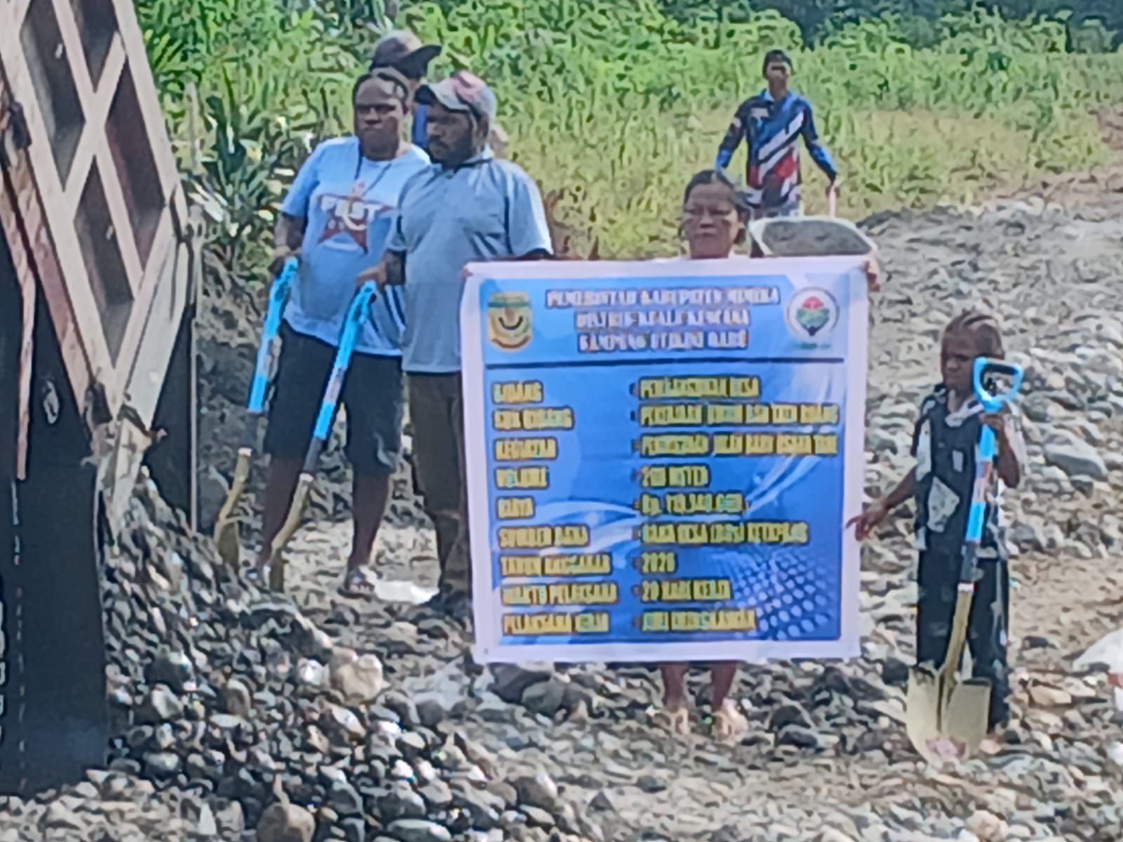 Proses penimbunan jalan yang dilakukan oleh Pemkam dan warga 
