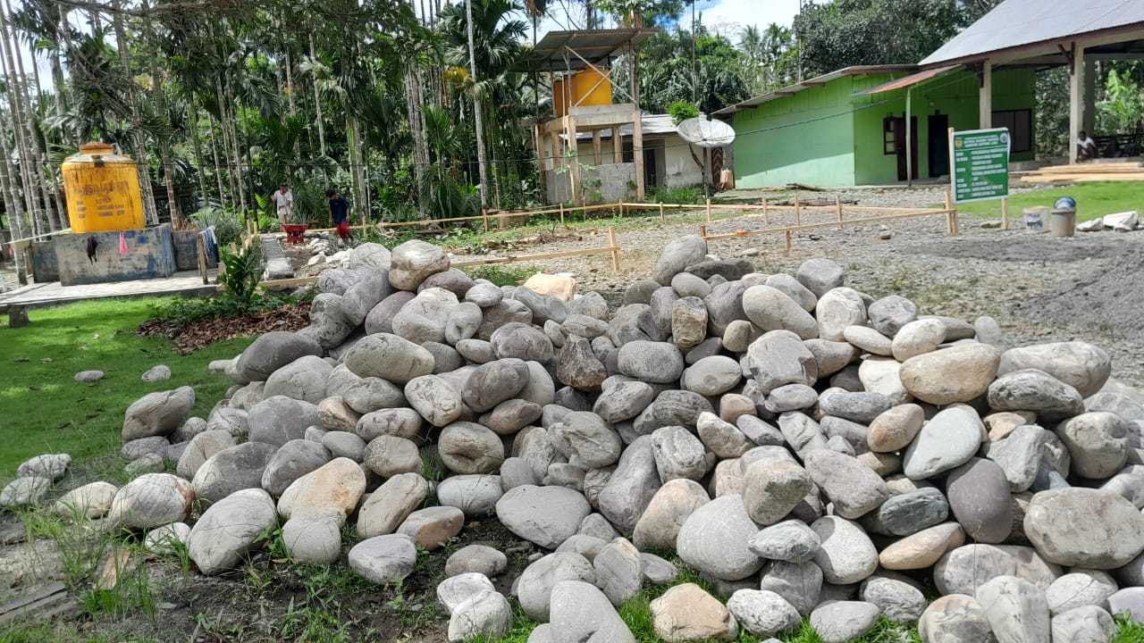 Bahan bangunan berupa batu yang telah dimuat kelokasi pembangunan Kantor Kampung Bintang Lima
