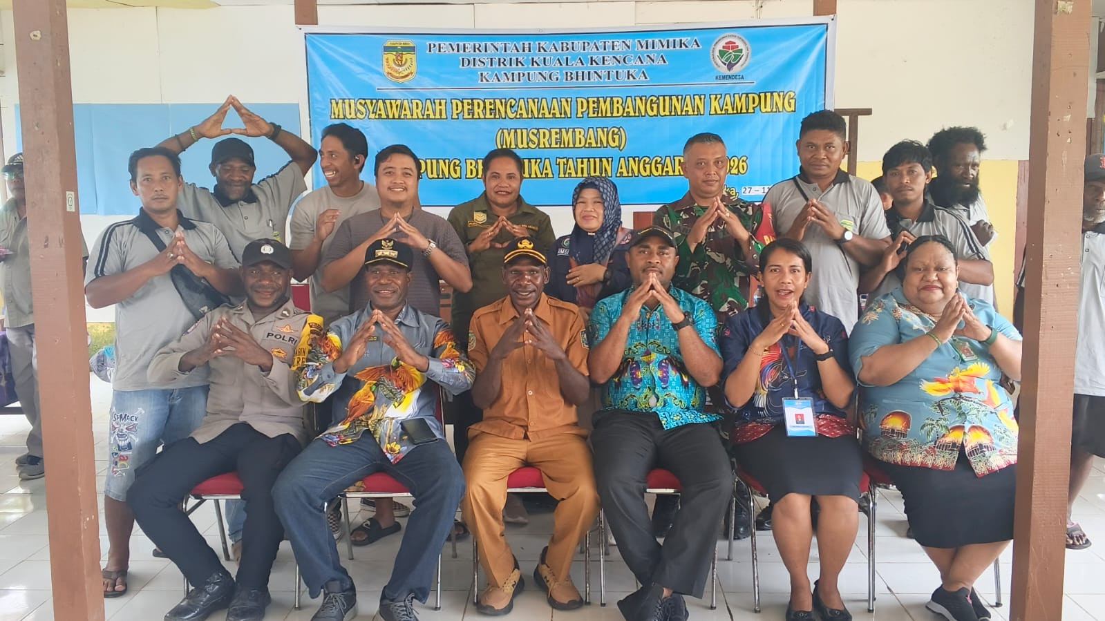 Foto bersama Kepala Distrik Kuala Kencana, Yemi Gobai, Kepala Kampung Bhintuka, Penius Tabuni, Kabid PMK Dinas PMK, Frits Werimon, Bhabinkamtibmas, Babinsa, Pendamping desa, para peserta musrenbang