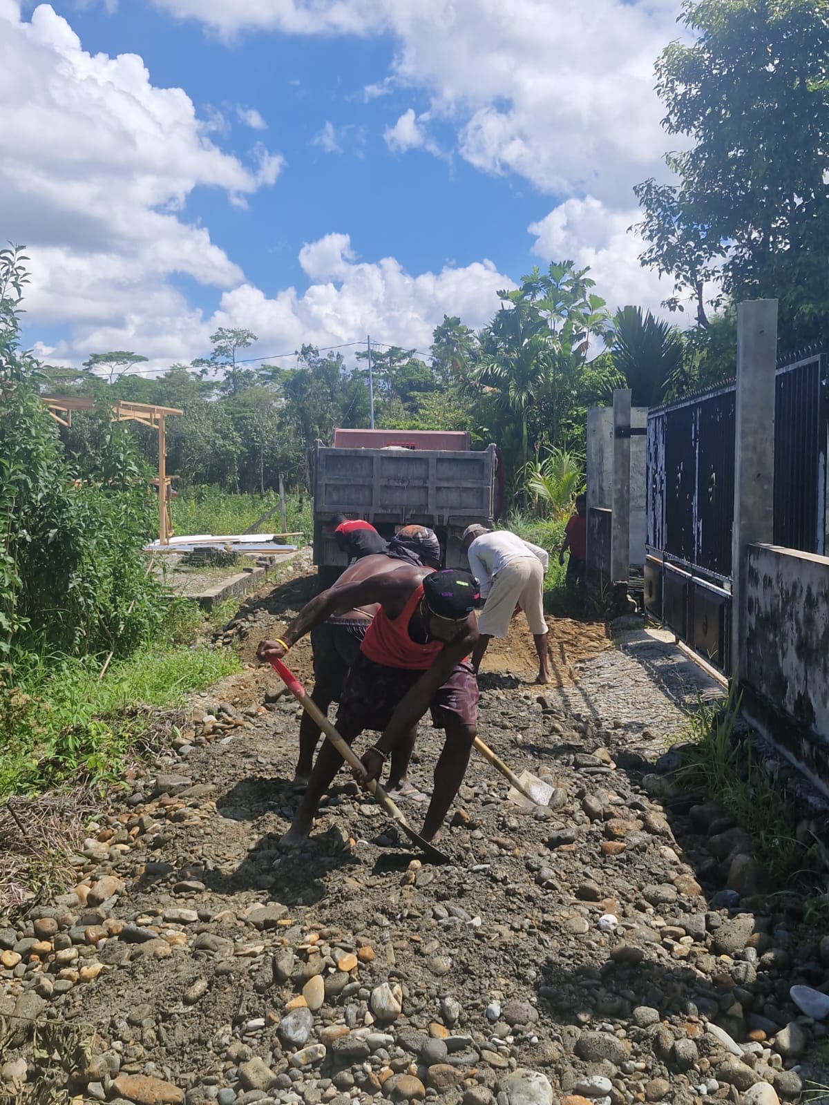 Proses penimbunan jalan di RT 8, Kampung Jimbi