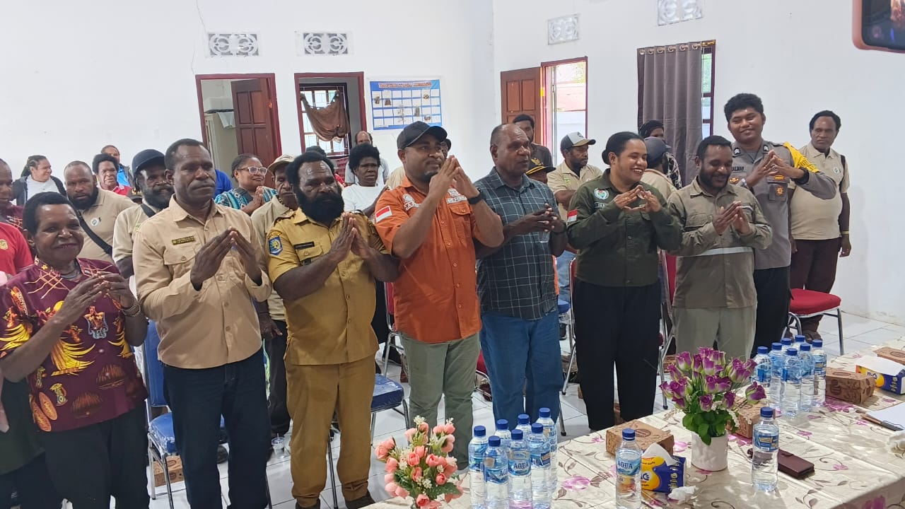 Foto bersama Kepala Distrik Kuala Kencana, Yemi Gobai, Kabid PMK DPMK, Fritz Werimon, Kepala Kampung Utikini I, Luther Karagainal, pendamping desa, Bhabinkamtibmas, dan Babinsa