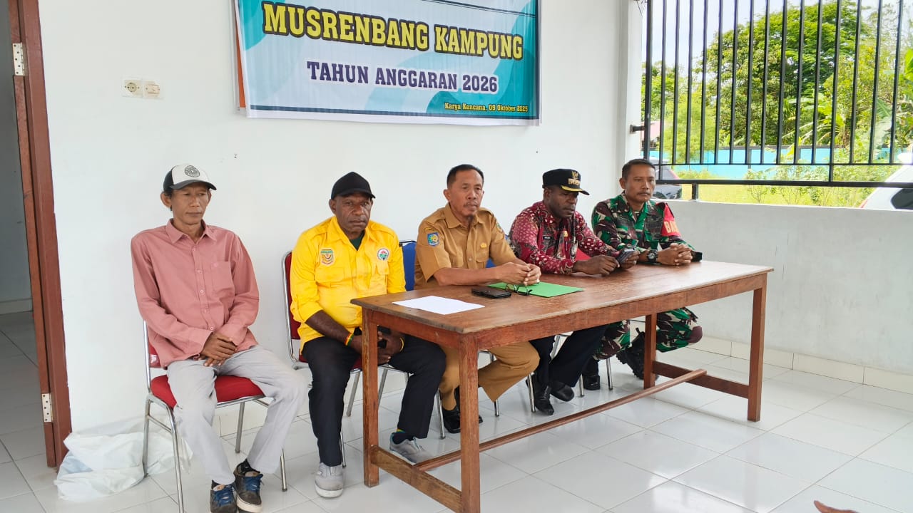 Kepala Kampung Karya Kencana, Rakam Suntoro bersama Kepala Distrik Kuala Kencana Yemi Gobai dan pendamping Kampung dalam kegiatan Musrenbang Kampung 2026