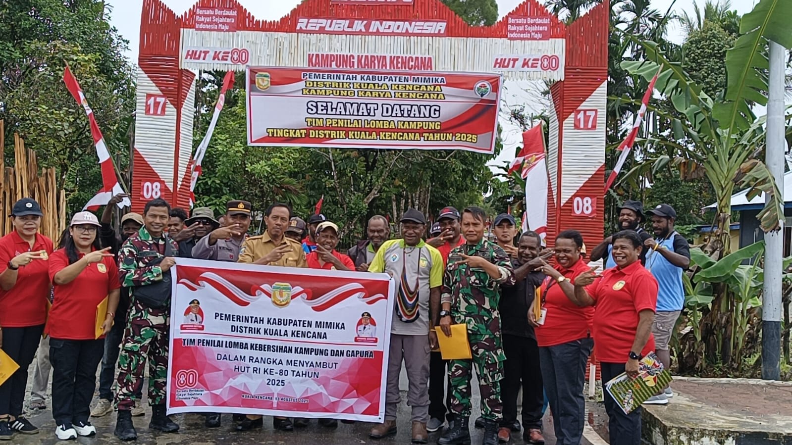 Tim penilai lomba kebersihan kampung dari Distrik Kuala Kencana saat mengunjungi Kampung Karya Kencana