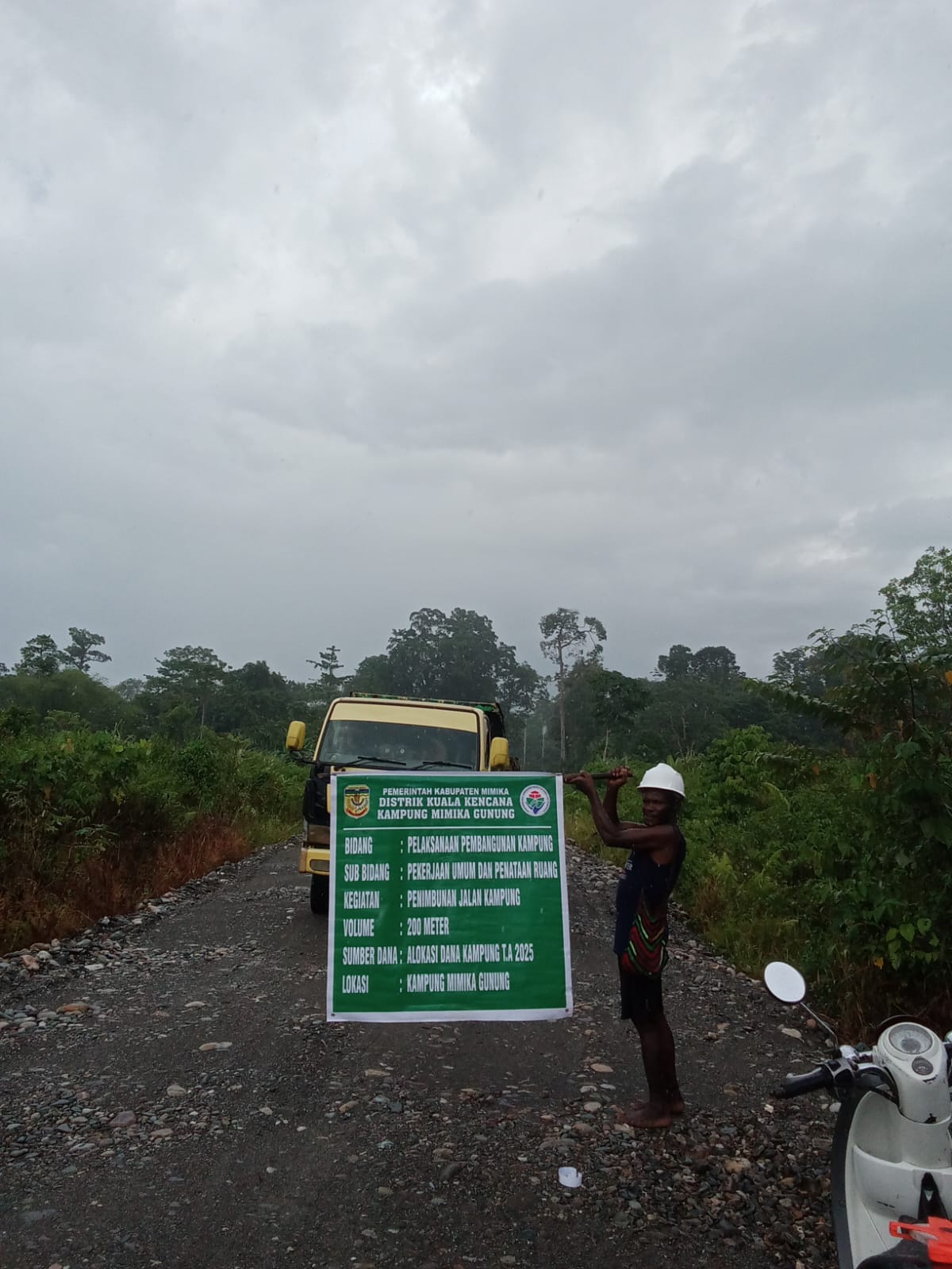 Proses penimbunan jalan tani di Kampung Mimika Gunung 