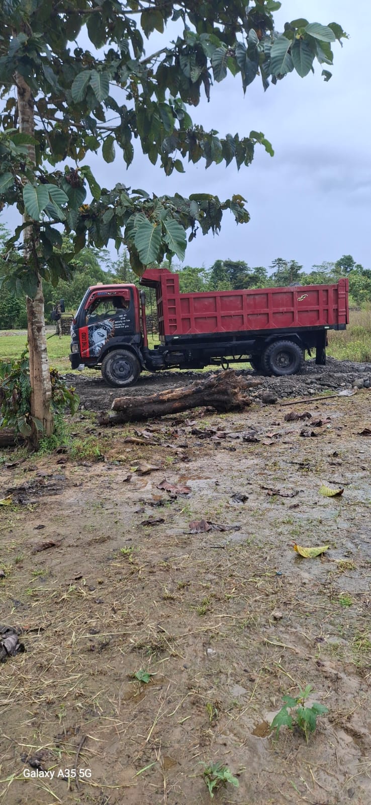 Suasana penimbunan Jalan pemukiman warga