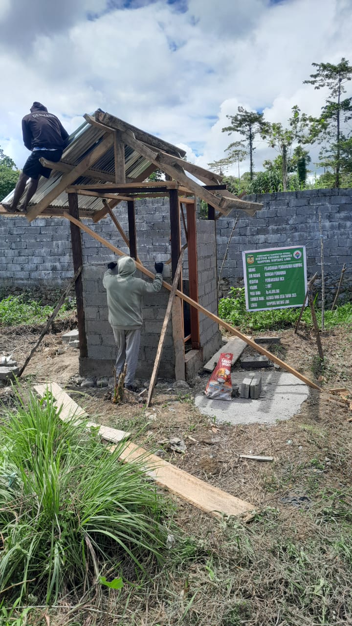 Pembangunan MCK di Kampung Bintang Lima