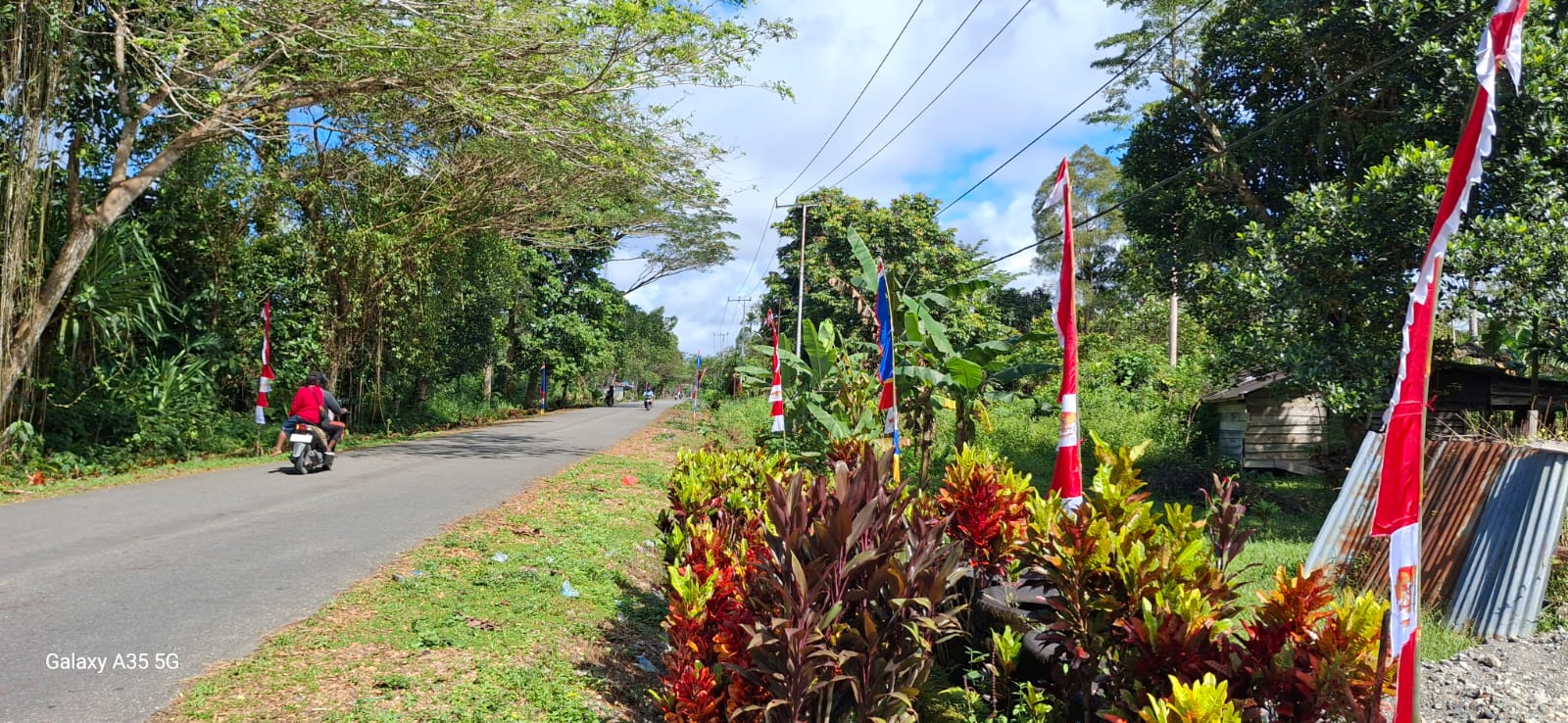 Suasana di jalan Utikini II yang terlihat bersih dan indah setelah pemasangan umbul-umbul