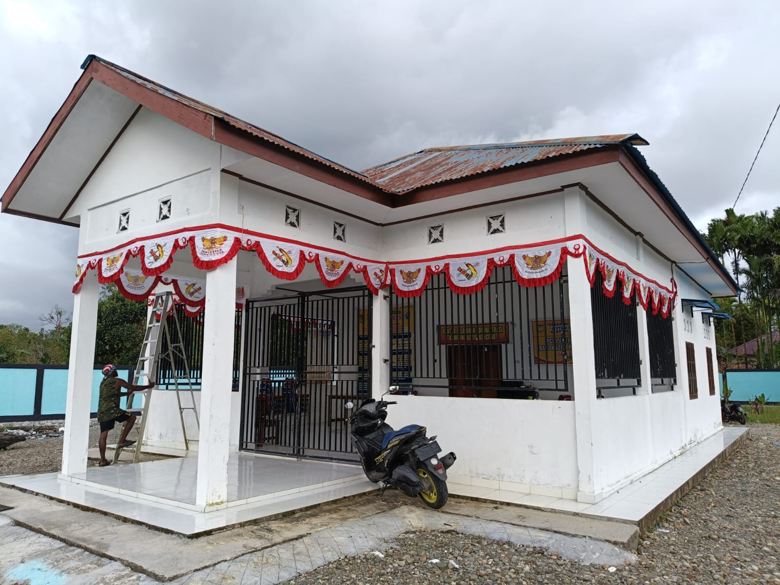 SEMARAK KEMERDEKAAN, KAMPUNG KARYA KENCANA PASANG UMBUL-UMBUL DAN BENDERA MERAH PUTIH