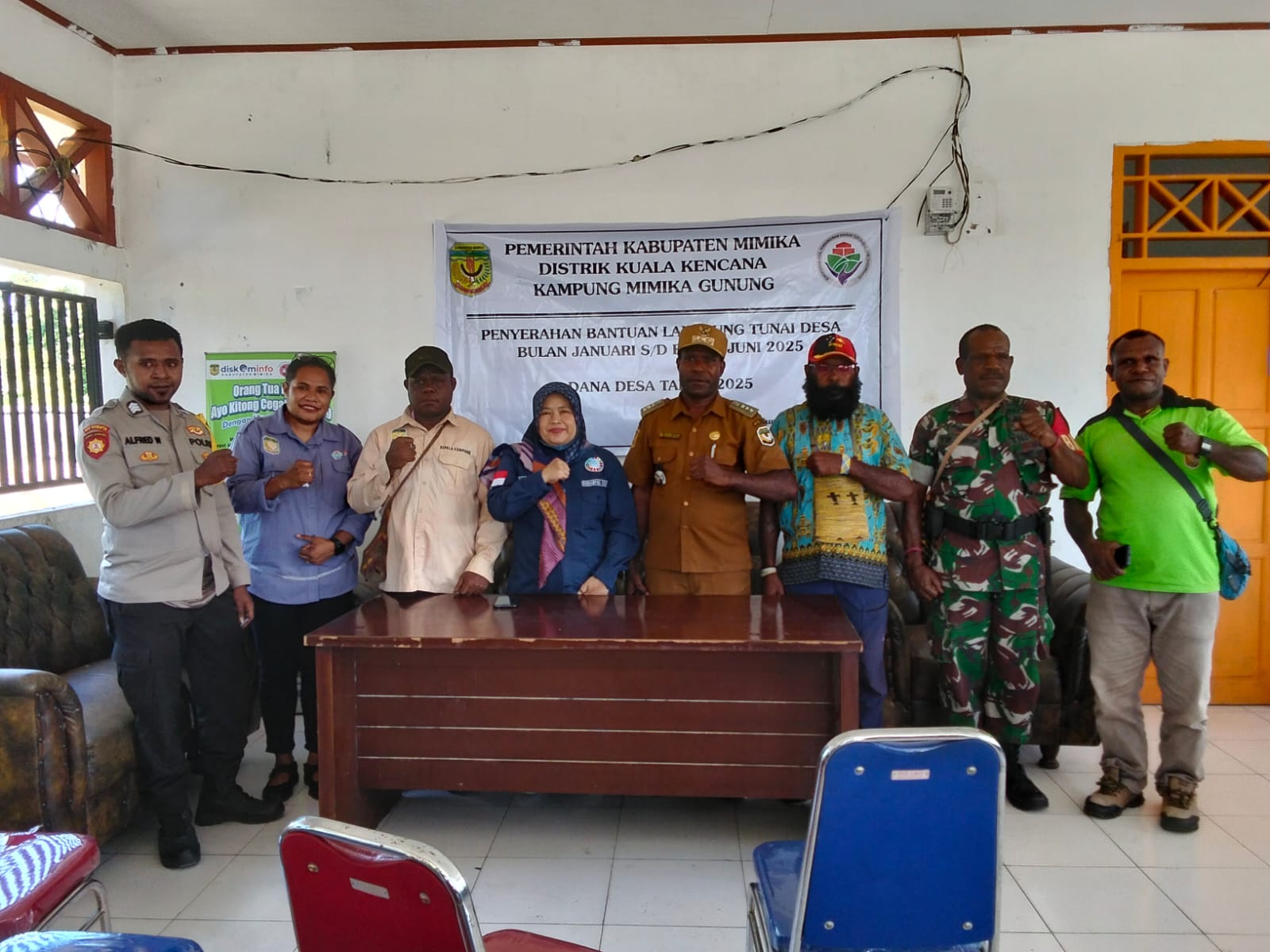 Kepala Kampung Mimika Gunung Primus Kobogau foto bersama Kepala Distrik Kuala Kencana dan pendamping desa sebelum penyaluran BLT
