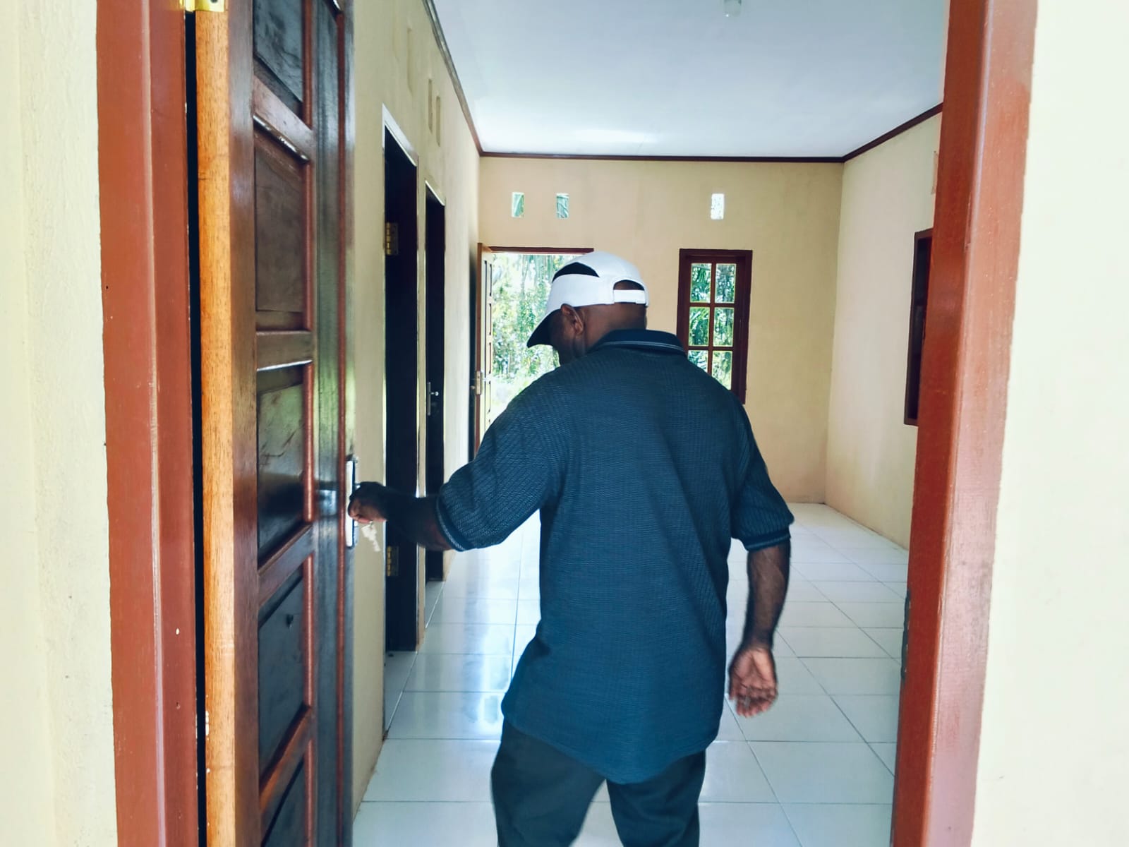 Kepala Kampung Bintang Lima Marthinus Kogoya saat memasuki rumah 