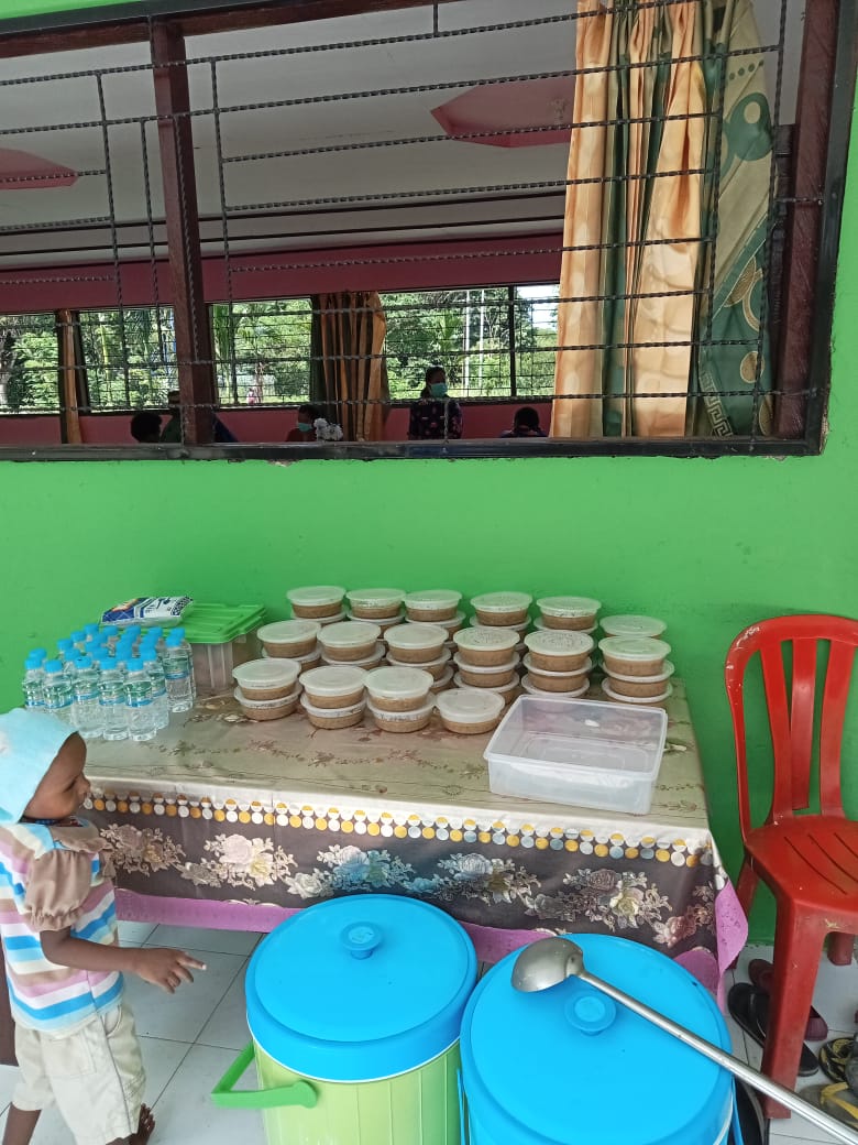 Makanan tambahan yang disiapkan kader posyandu untuk dibagikan kepada balita ibu hamil dan lansia