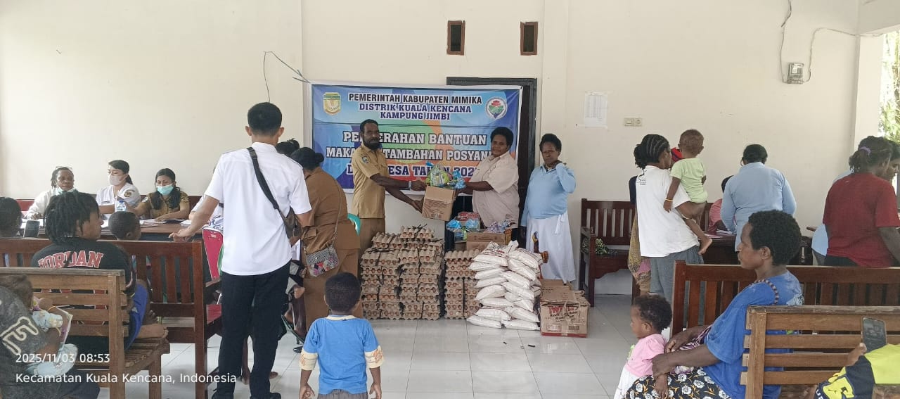 Kepala Kampung Jimbi Litenus Kogoya saat menyerahkan PMT kepada warga