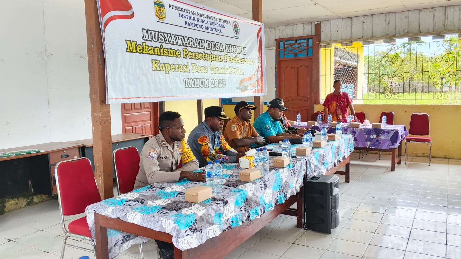Suasana Musyawarah Desa khusus yang dihadiri oleh Kepala Distrik Kuala Kencana, Yemi Gobai, Kepala Kampung Bhintuka, Penius Tabuni, Kabid PMK dinas DPMK, Frits Werimon, Bhabinkamtibmas dan Babinsa
