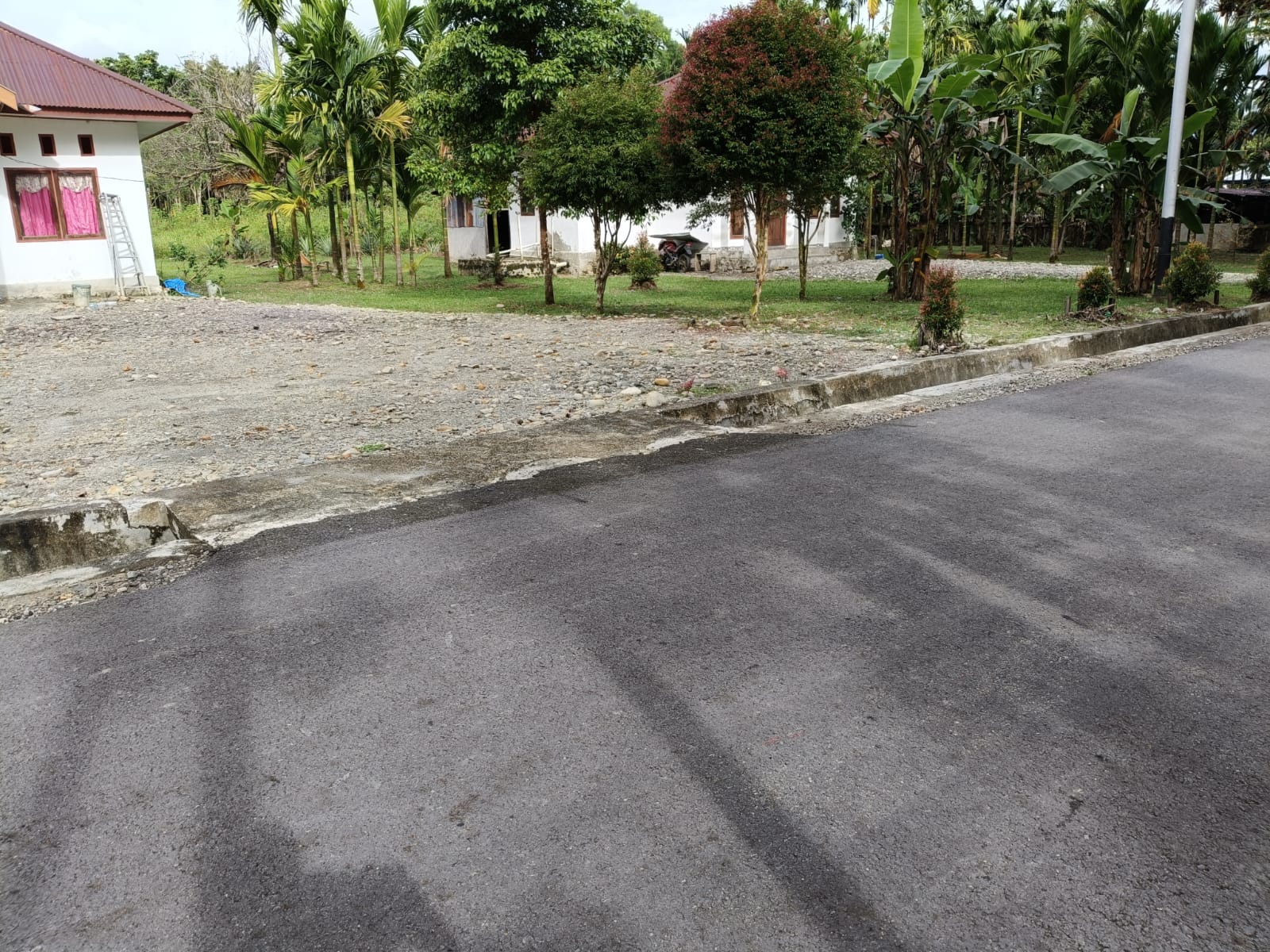 Jalan dan halaman tampak bersih