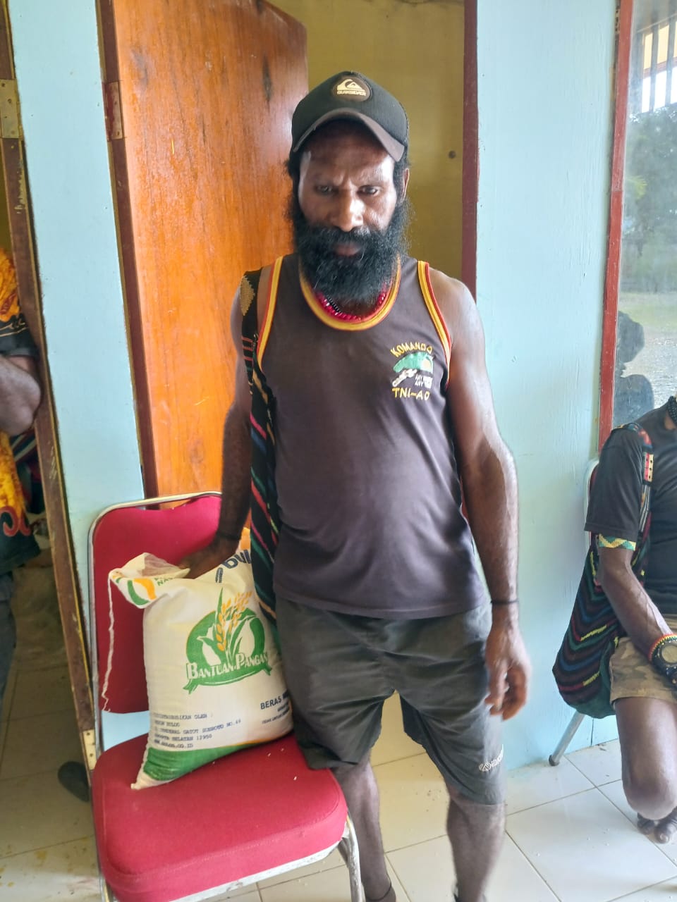 Warga Kampung Bhintuka saat menerima bantuan pangan berupa beras