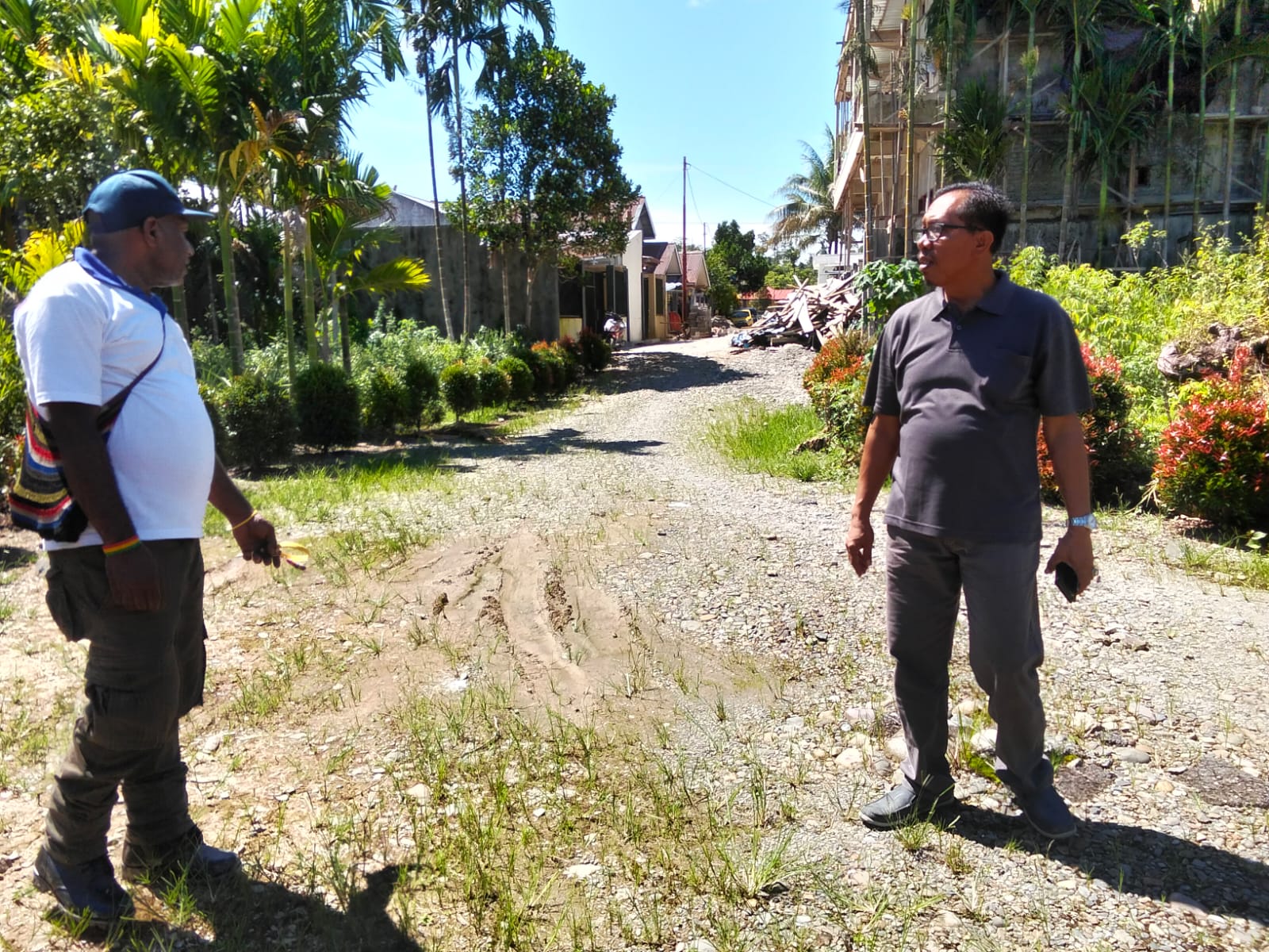 KELOLA PADAT KAMPUNG KARYA KENCANA TIMBUN JALAN DI DUA RT