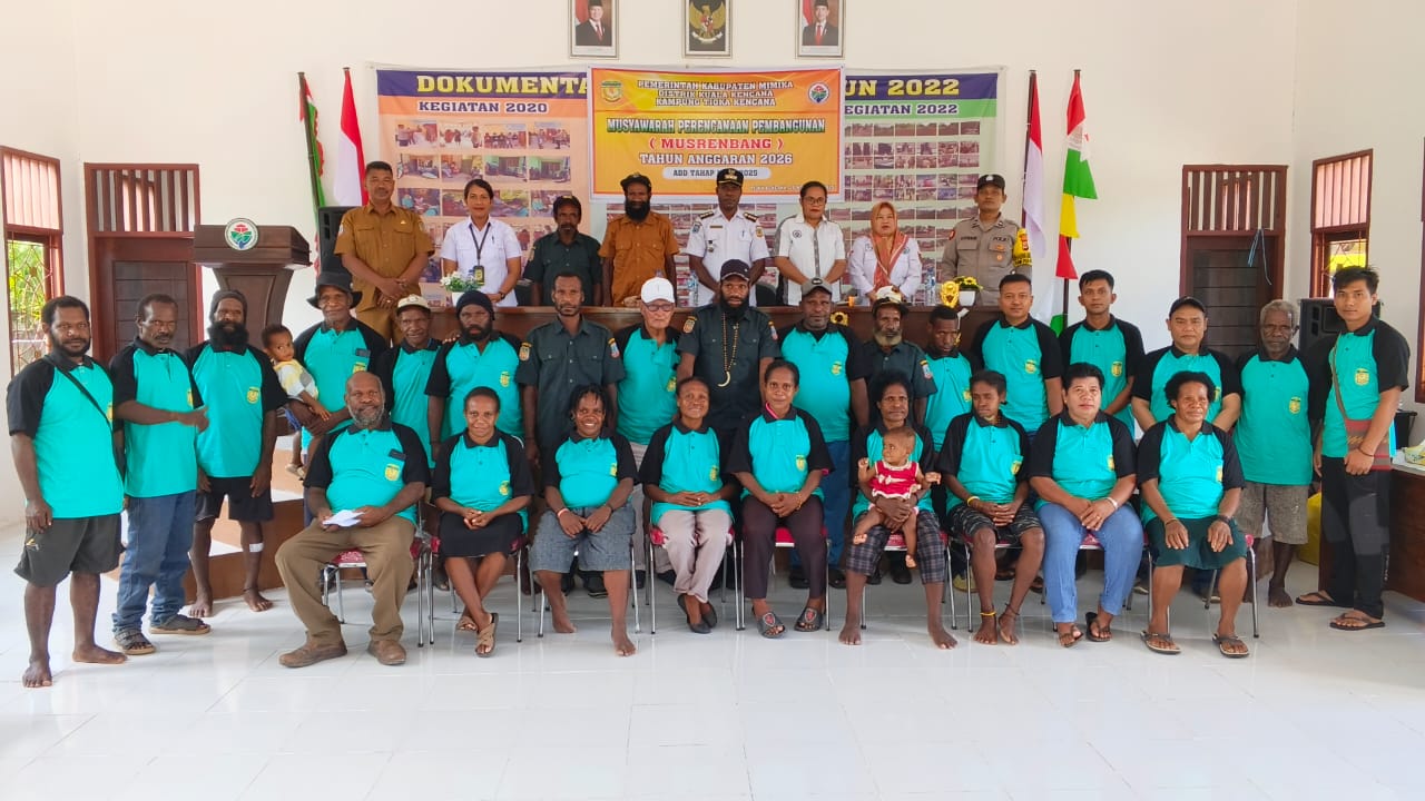 Kepala Distrik kuala Kencana, Yemi Gobai, Kepala Kampung Tioka Kencana, Elmi Wunga, Sekertaris Kampung Tioka Kencana Andi Sahrul Akbar dan pendamping Desa saat foto bersama peserta musrenbang