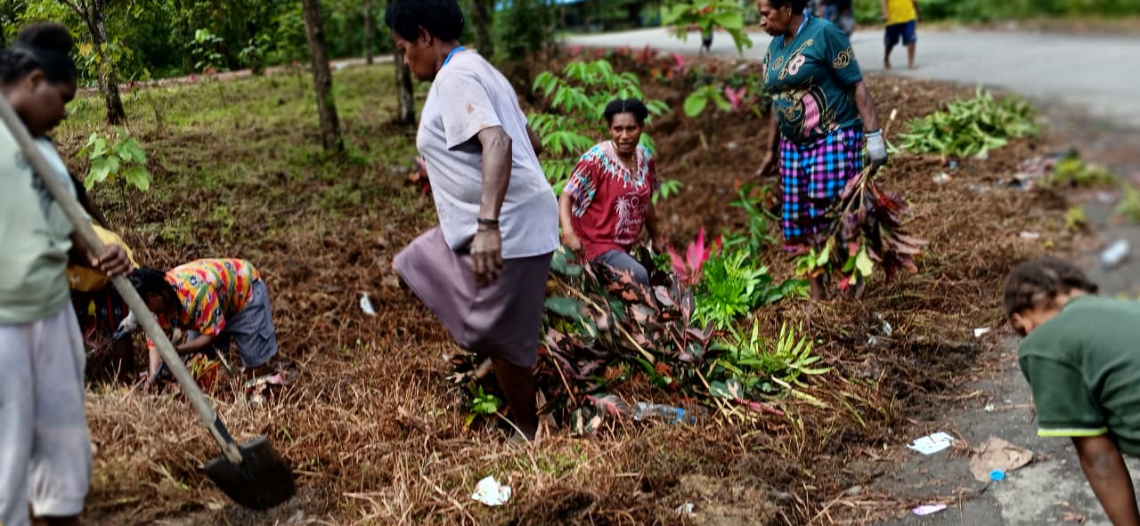 Ibu-ibu Perkawan saat melakukan aktivasi menanam bunga dan membersihkan parit