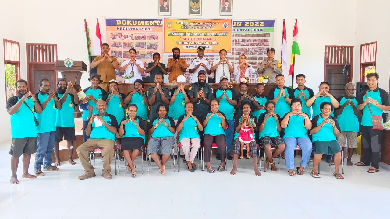 Kepala Distrik kuala Kencana, Yemi Gobai, Kepala Kampung Tioka Kencana, Elmi Wunga, Sekertaris Kampung Tioka Kencana Andi Sahrul Akbar dan pendamping Desa saat foto bersama peserta musrenbang