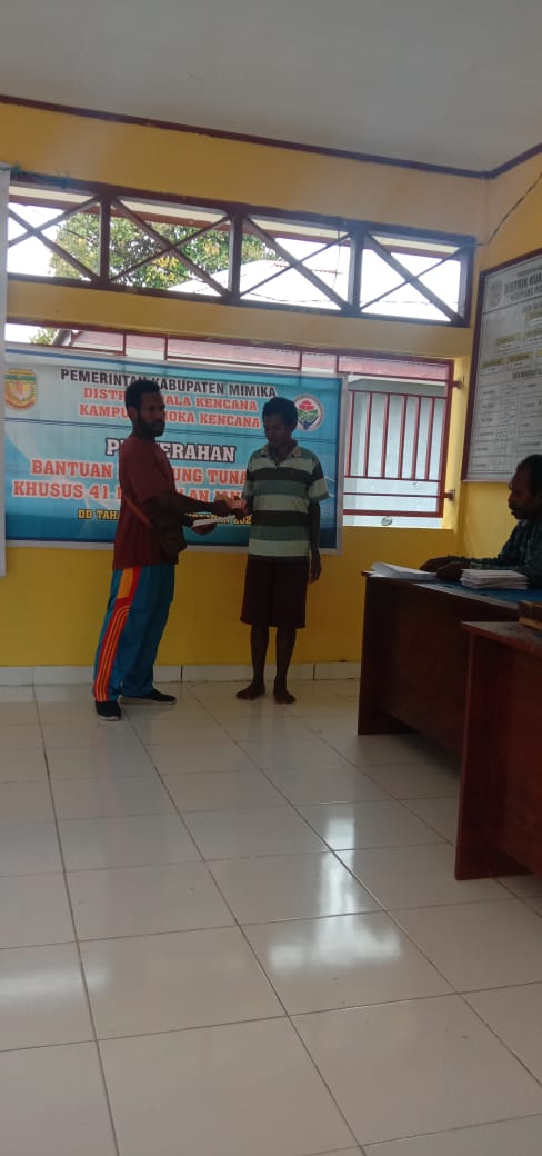 Penyerahan bantuan langsung tunai kepada warga