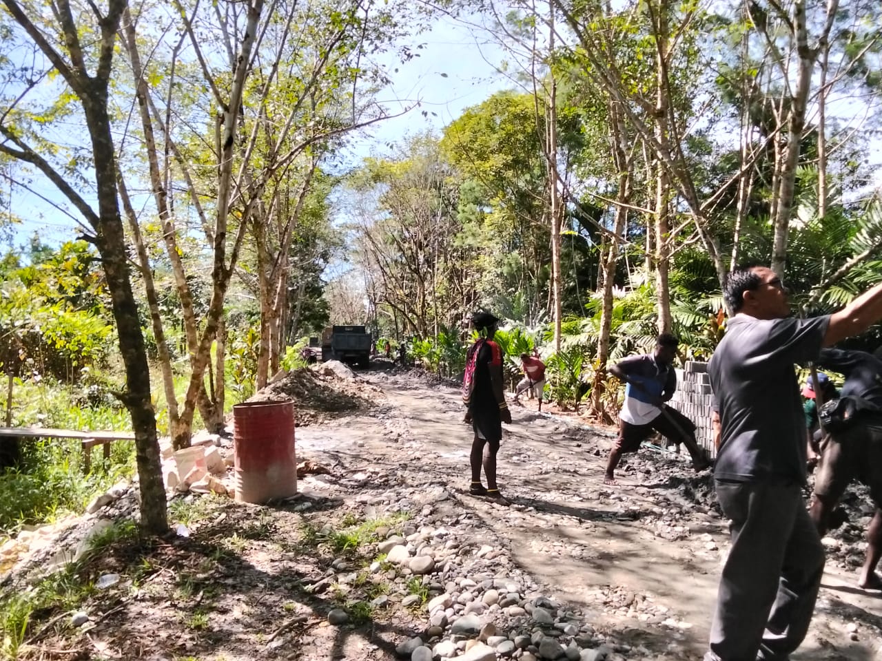 Suasana penimbunan jalan