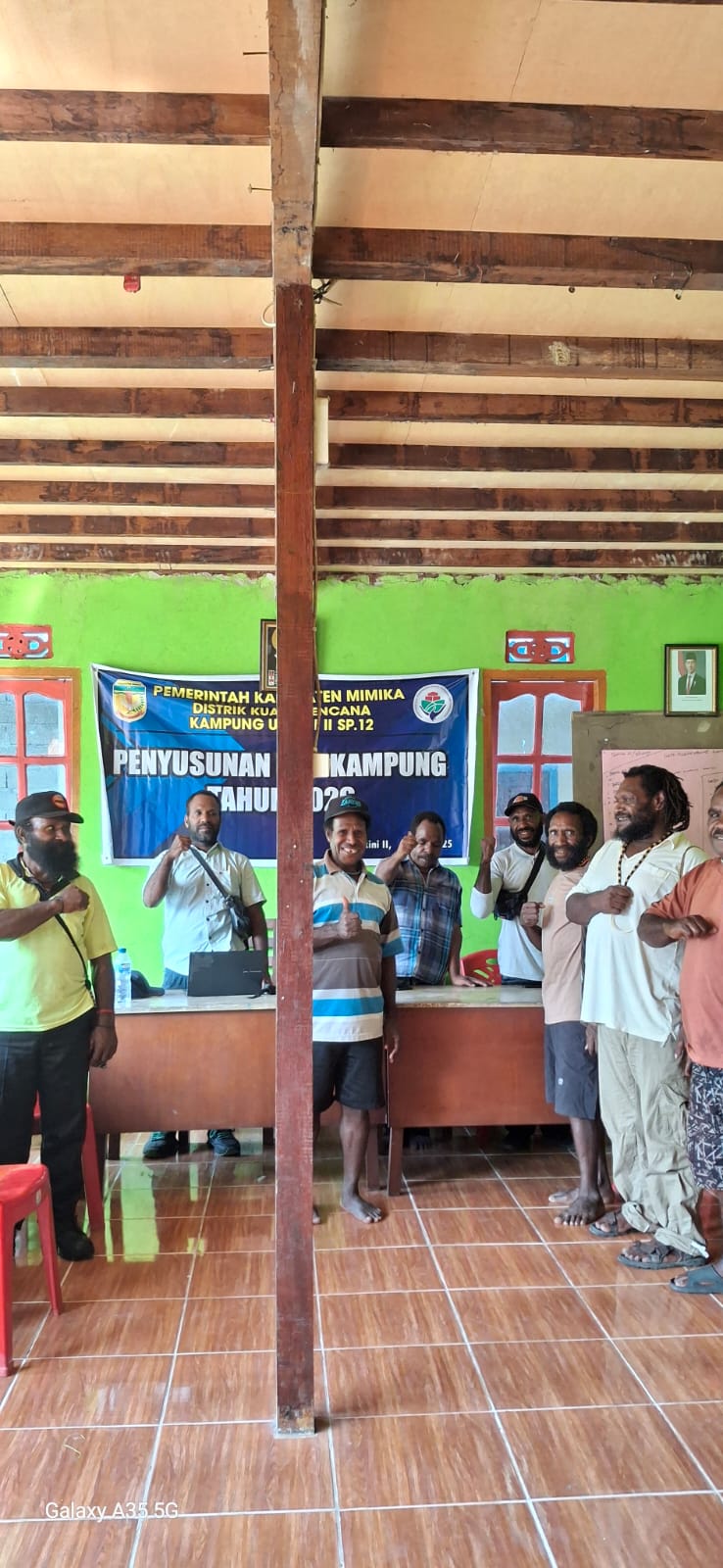 Foto bersama Kepala Kampung Utikini II, Merinus Kogoya bersama aparatur Kampung Utikini II