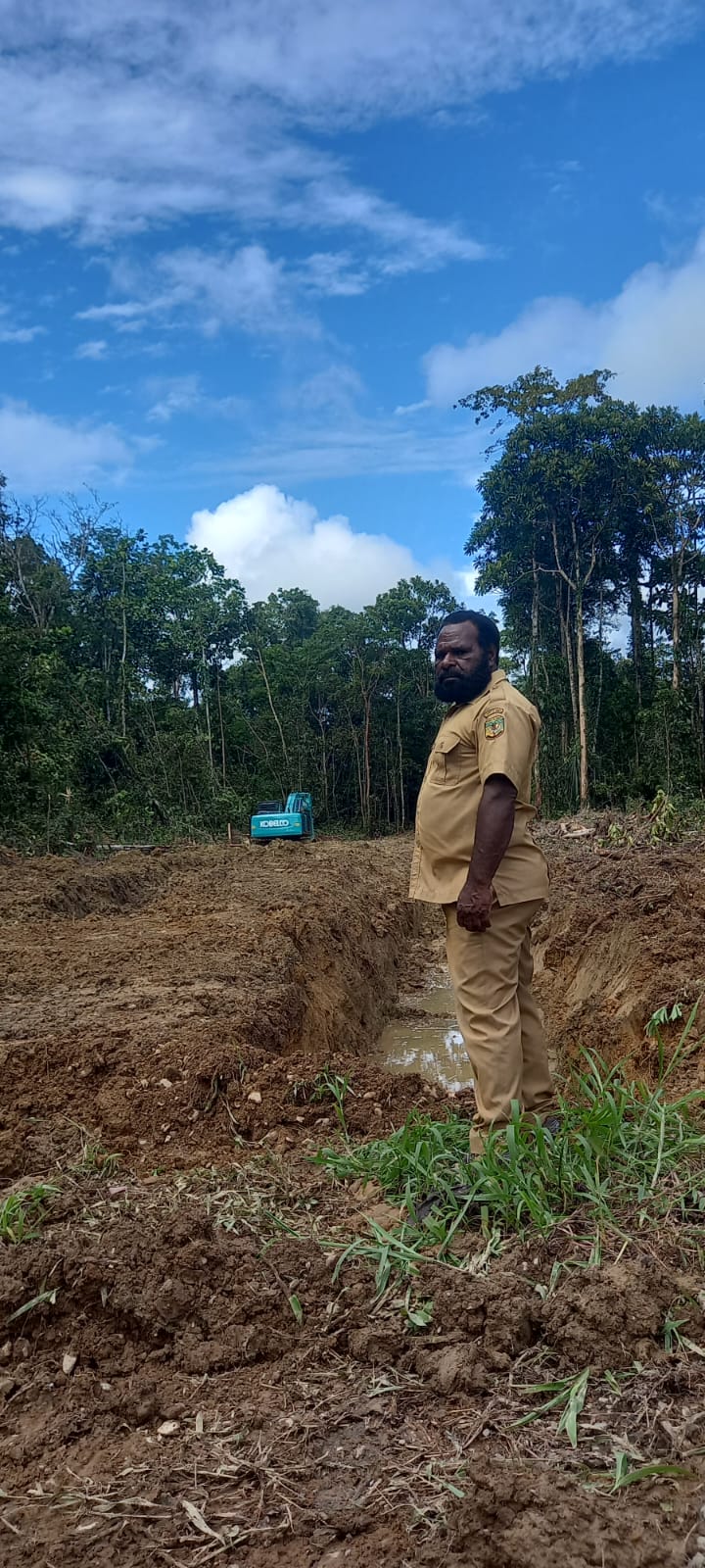Kepala Kampung Utikini Satu Luther Karagainal saat melakukan peninjauan langsung ke lokasi normalisasi sungai
