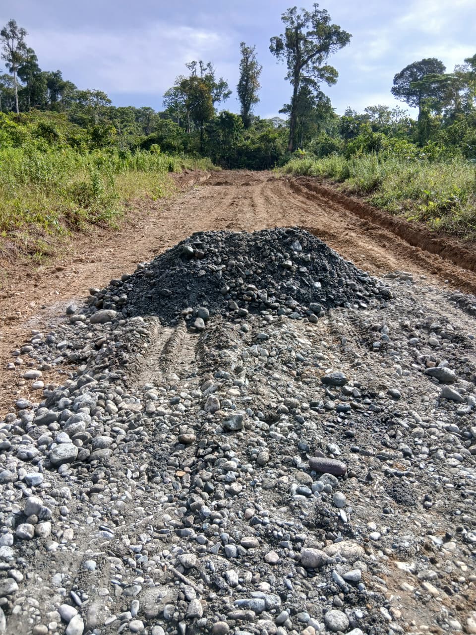 Pembuatan jalan tani di Kampung Utikini I