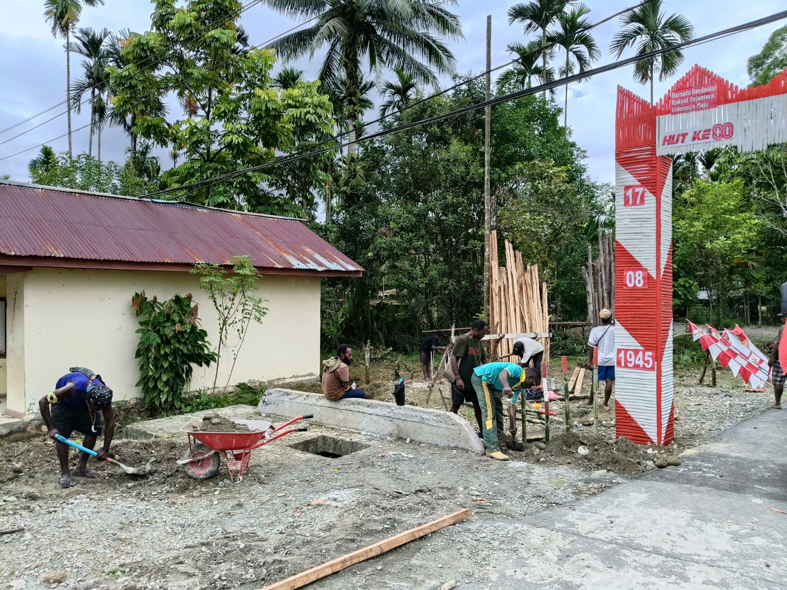 Kampung Karya Kencana sedang membangun gapura