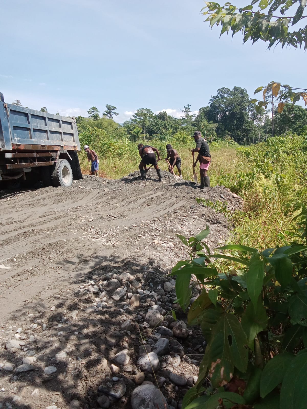 Proses penimbunan jalan tani di Kampung Mimika Gunung 
