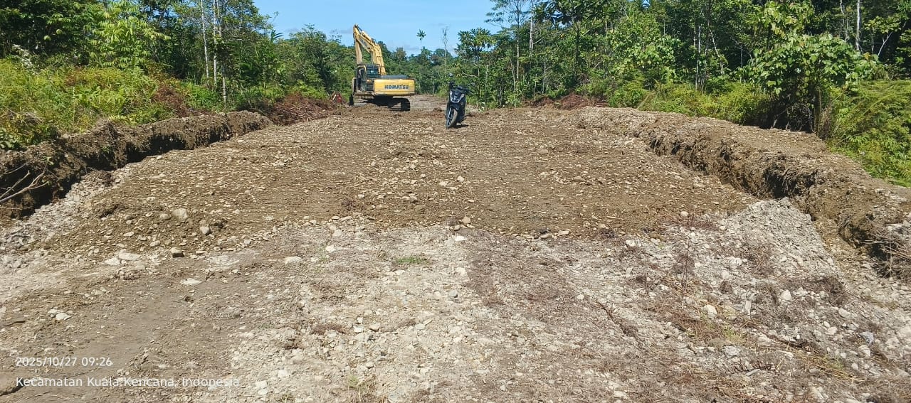 Kepala Kampung Jimbi Litenus Kogoya saat melihat langsung Pembangunan jalan dalam kampung di Kampung Jimbi