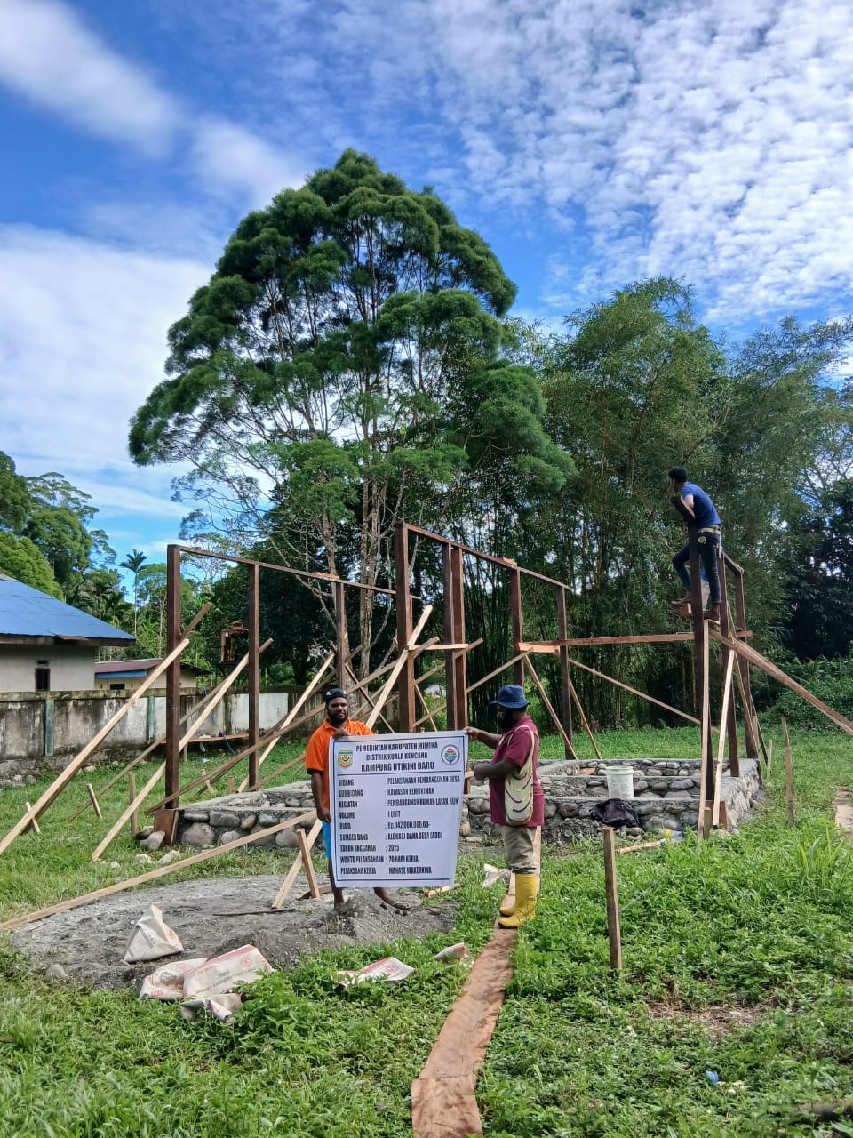 Tiang rumah yang sudah dipasang