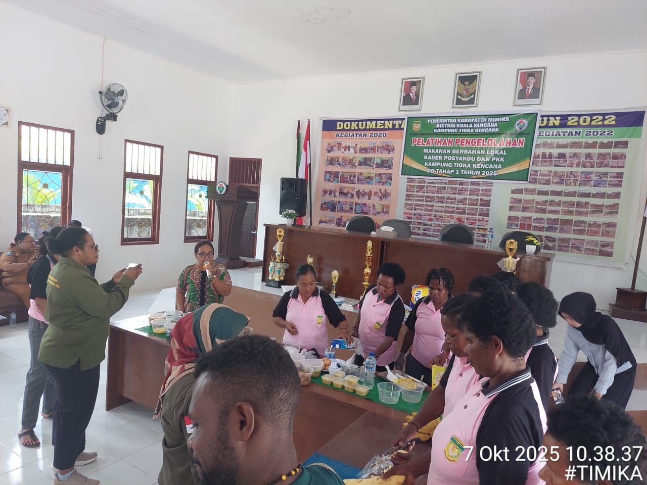 Suasana saat pelatihan pembuatan makanan tambahan berbahan lokal di Kampung Tioka Kencana
