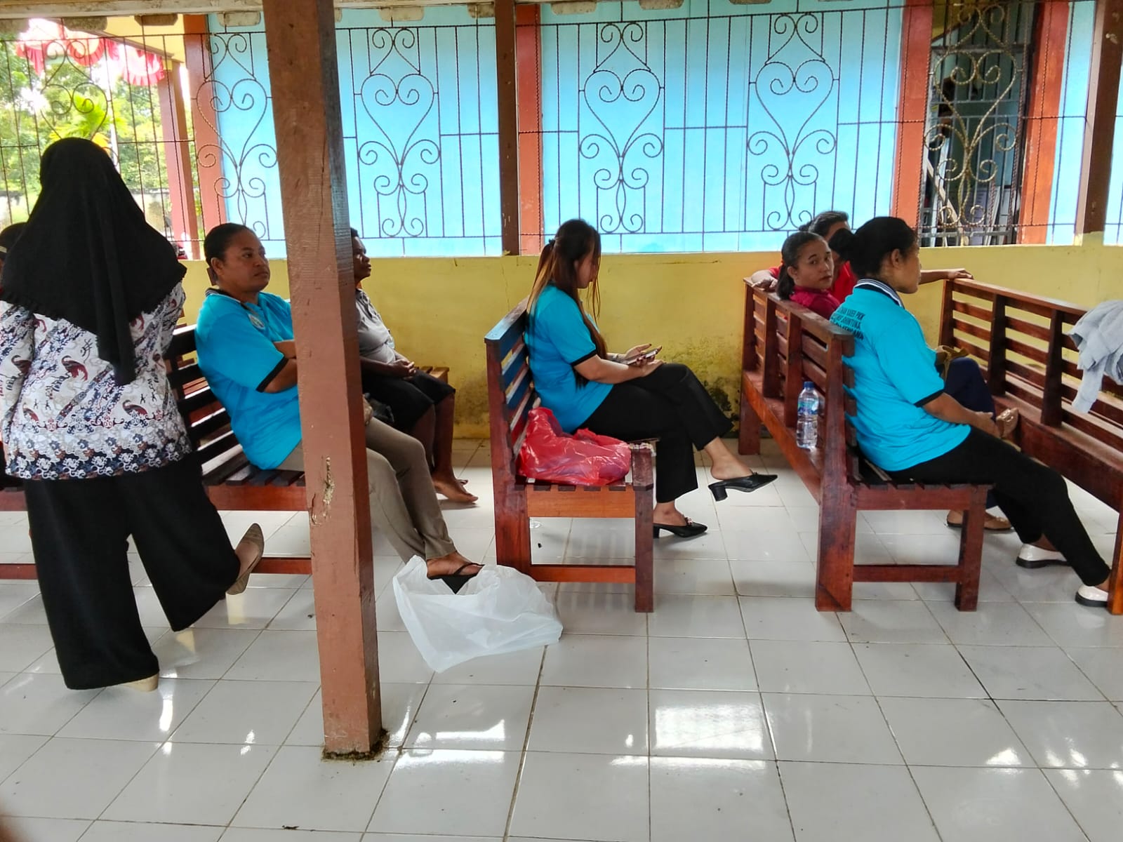 Peserta saat mengikuti pelatihan menganyam noken