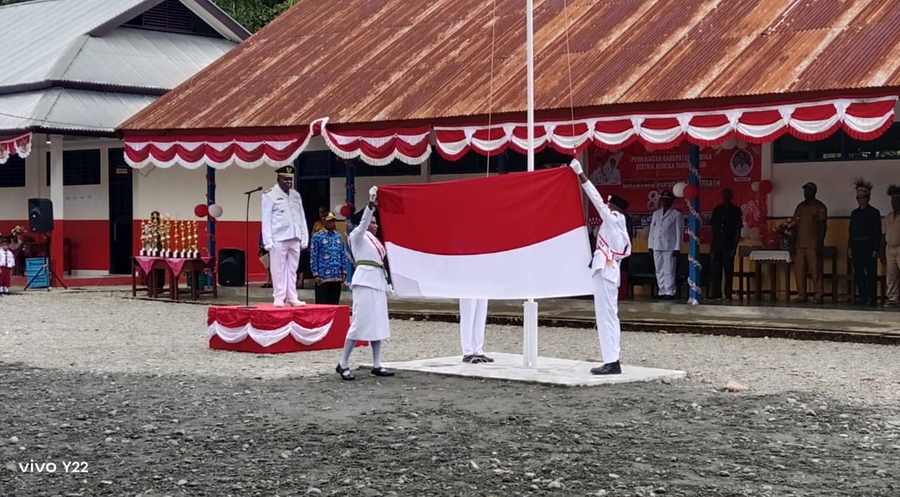 Petugas upacara saat membentangkan bendera merah putih untuk dinaikkan diiringi lagu kebangsaan Indonesia Raya