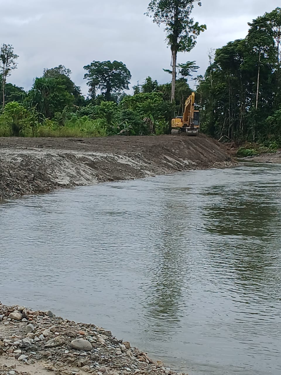 Excavator saat melakukan normalisasi sungai